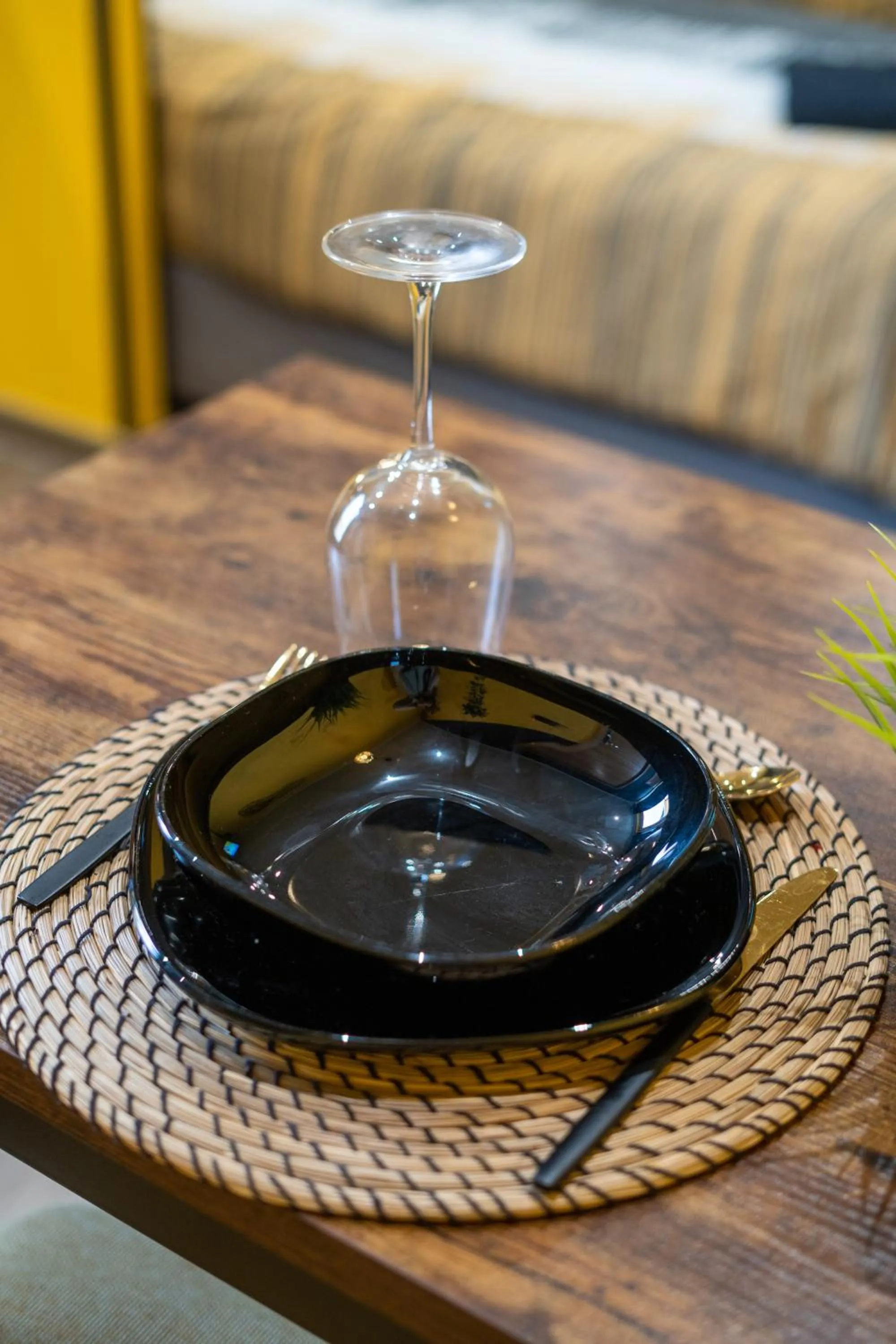 Decorative detail in Capstay Color Valenciennes & Netflix