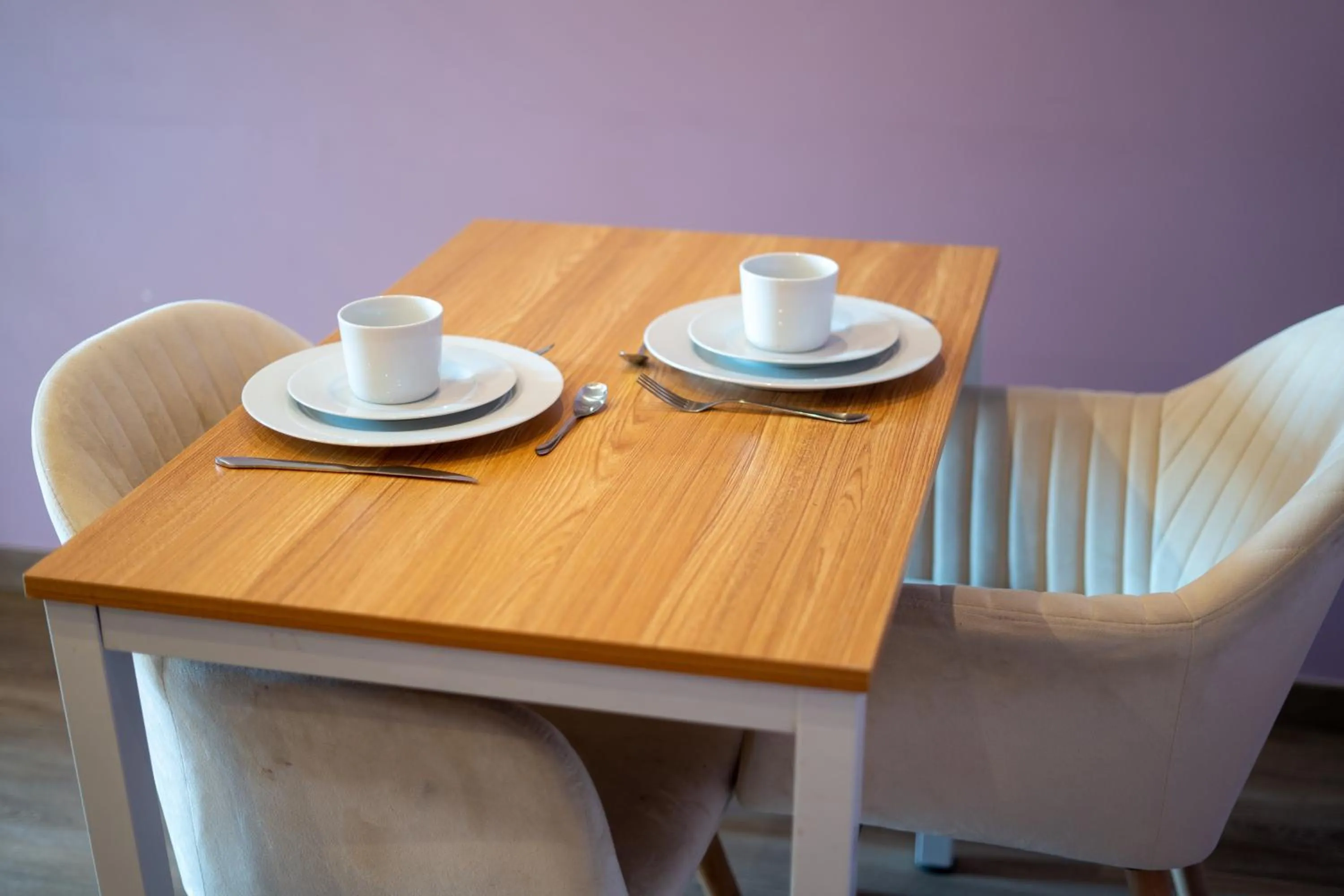 Dining area in Capstay Color Valenciennes & Netflix