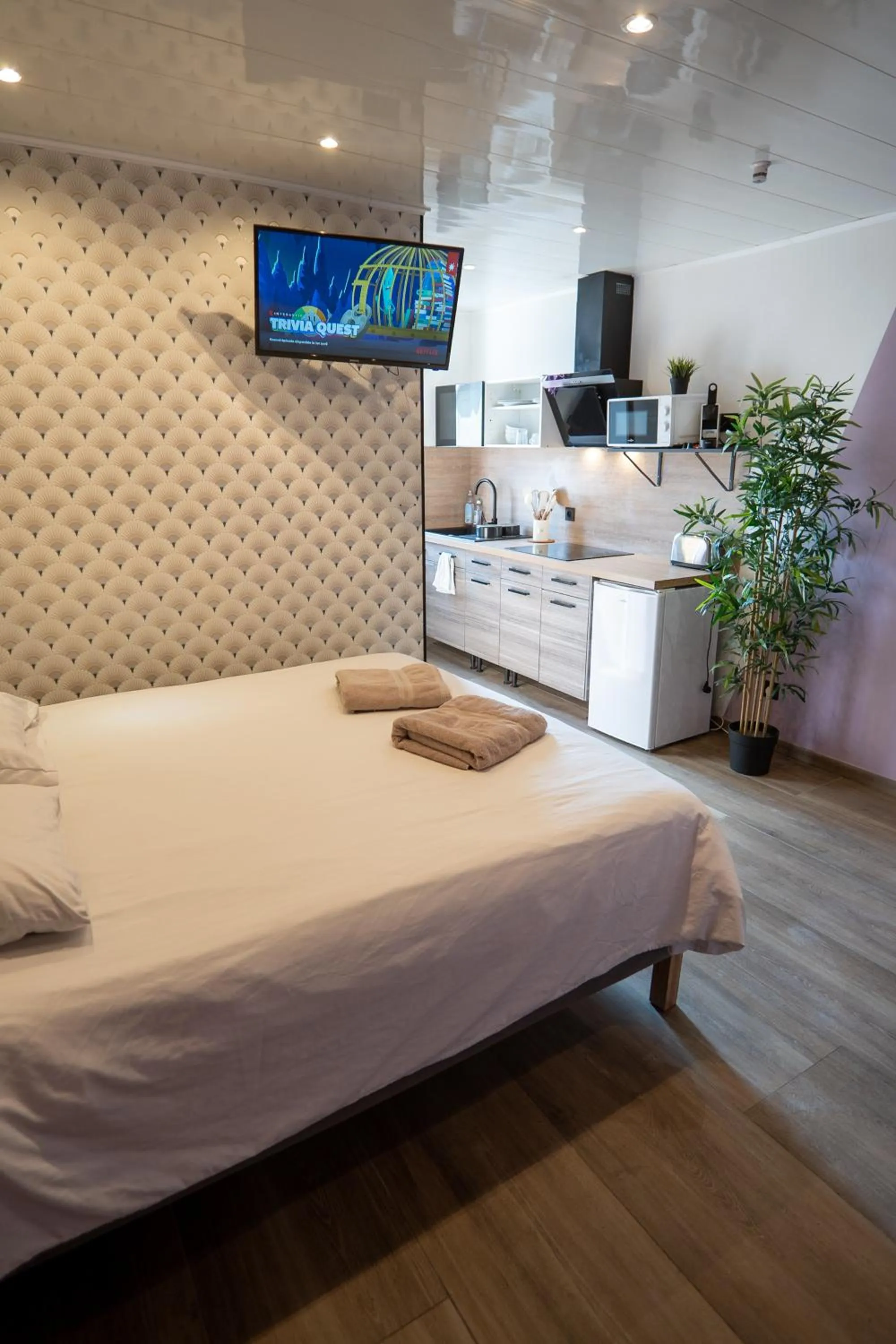 Bed in Capstay Color Valenciennes & Netflix