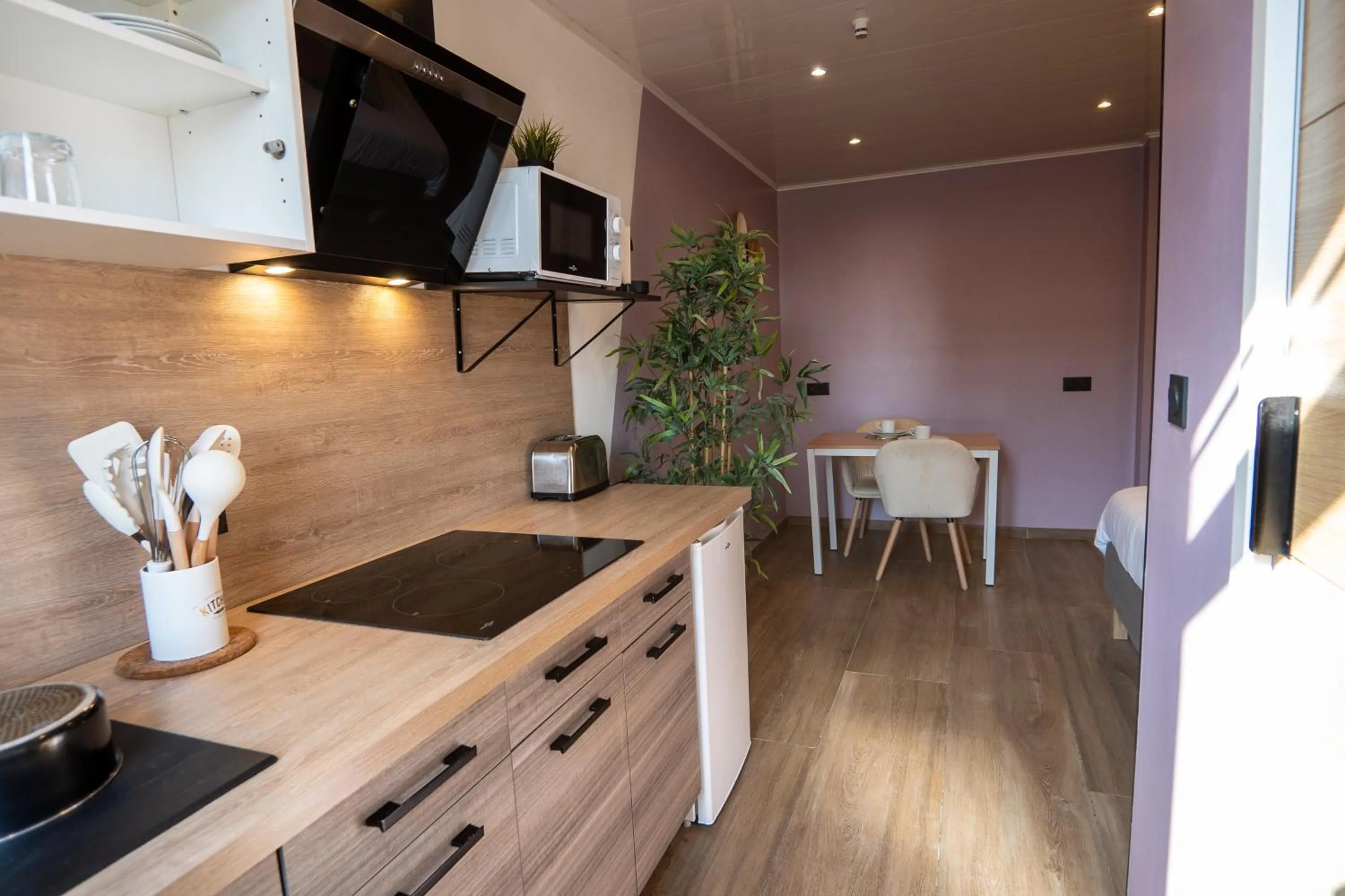 kitchen in Capstay Color Valenciennes & Netflix