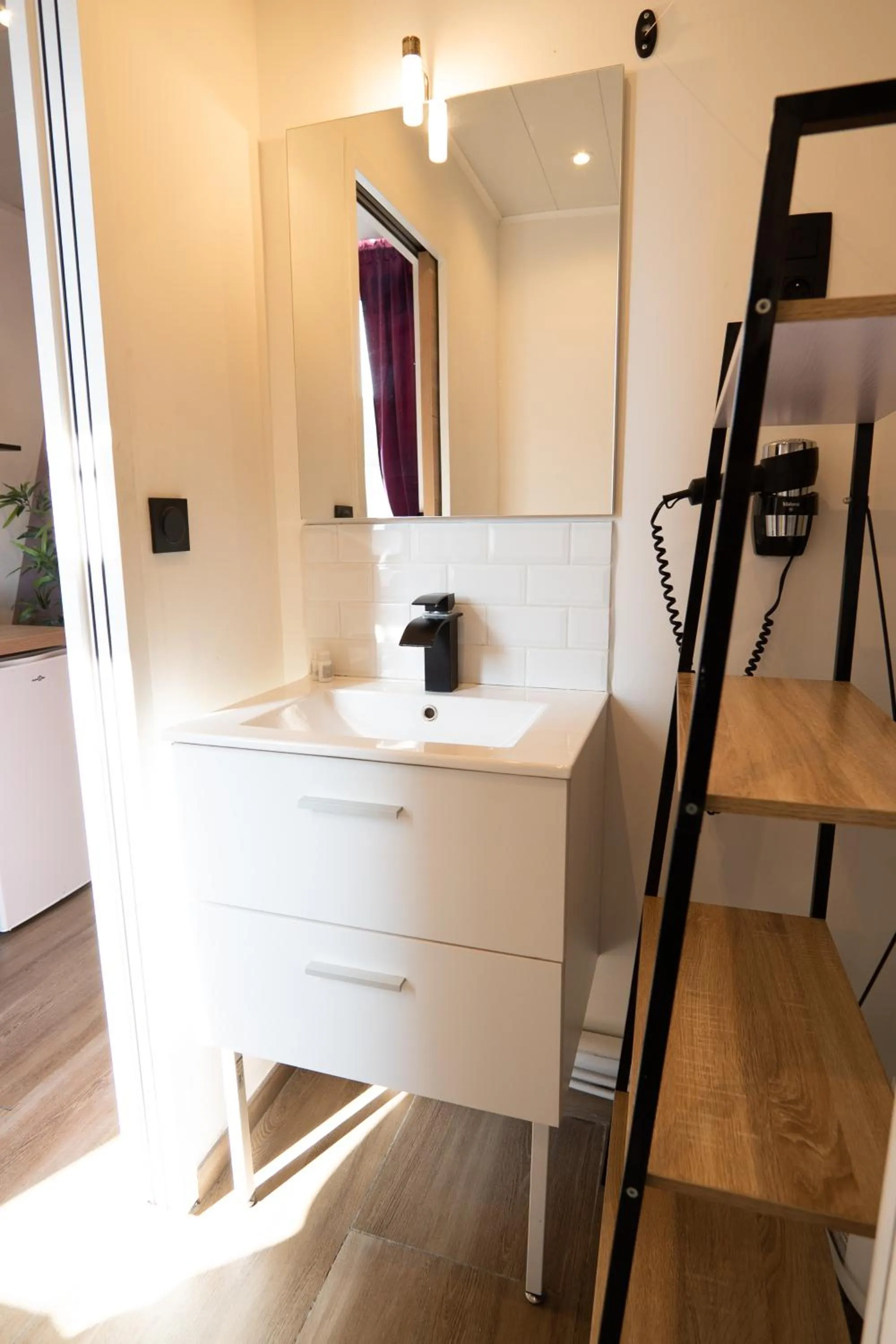 Bathroom in Capstay Color Valenciennes & Netflix