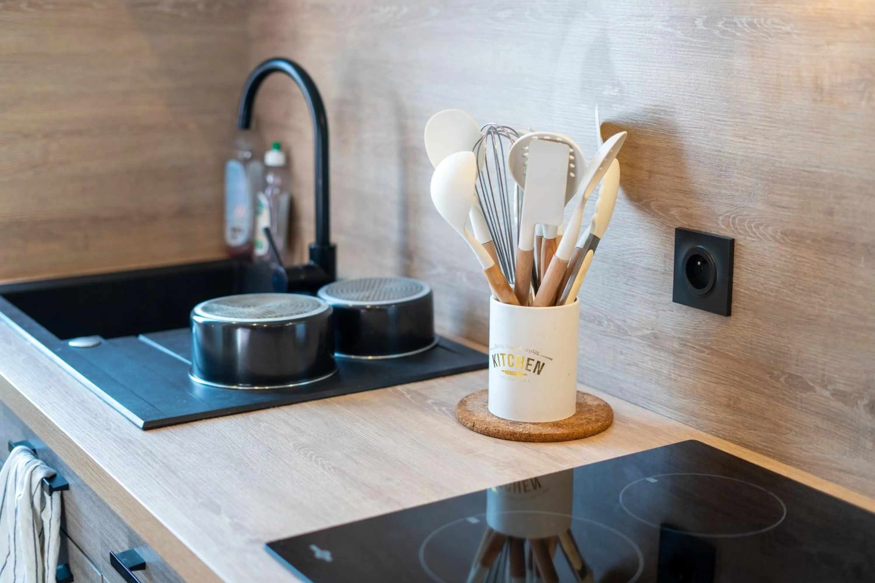 kitchen in Capstay Color Valenciennes & Netflix