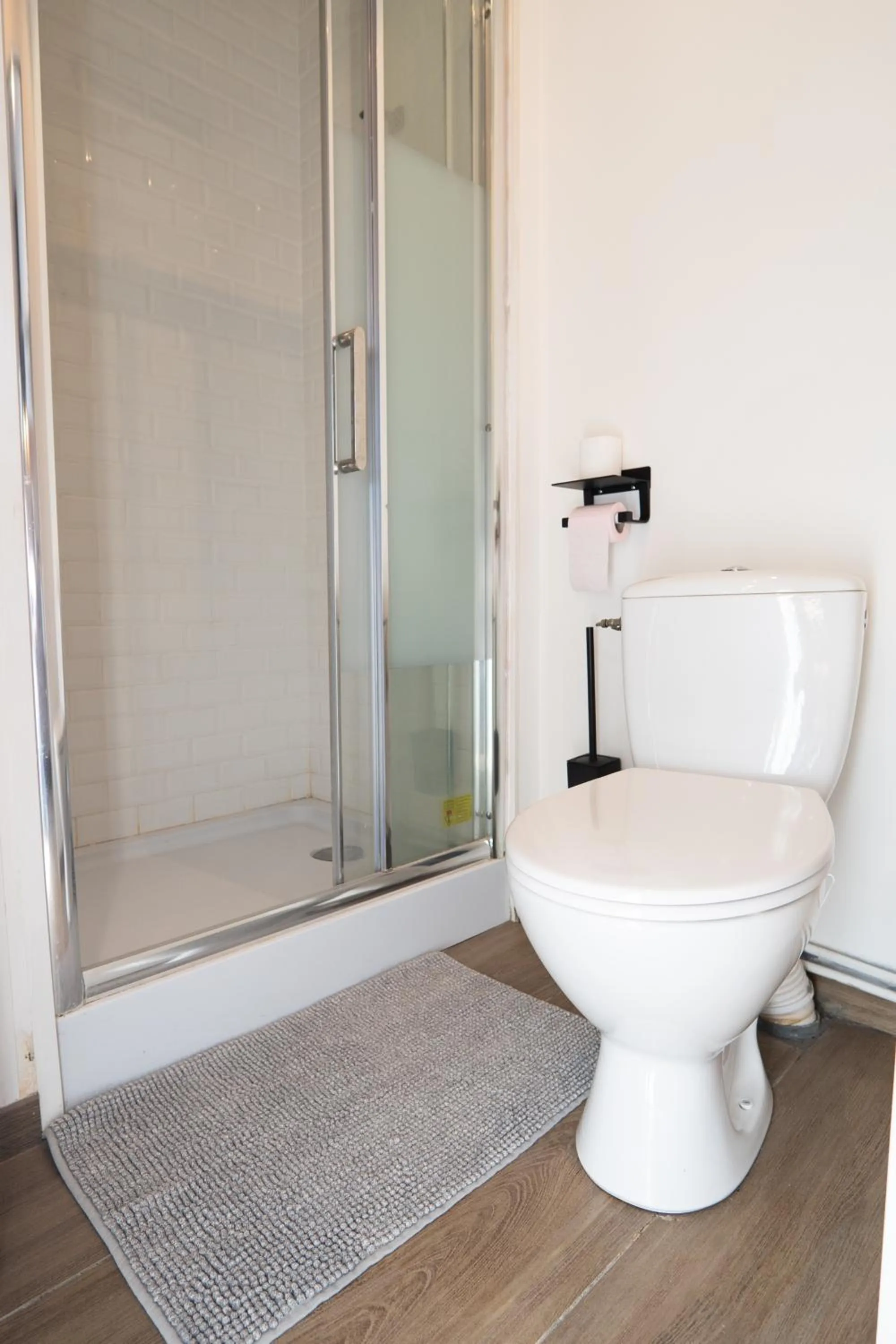 Toilet in Capstay Color Valenciennes & Netflix