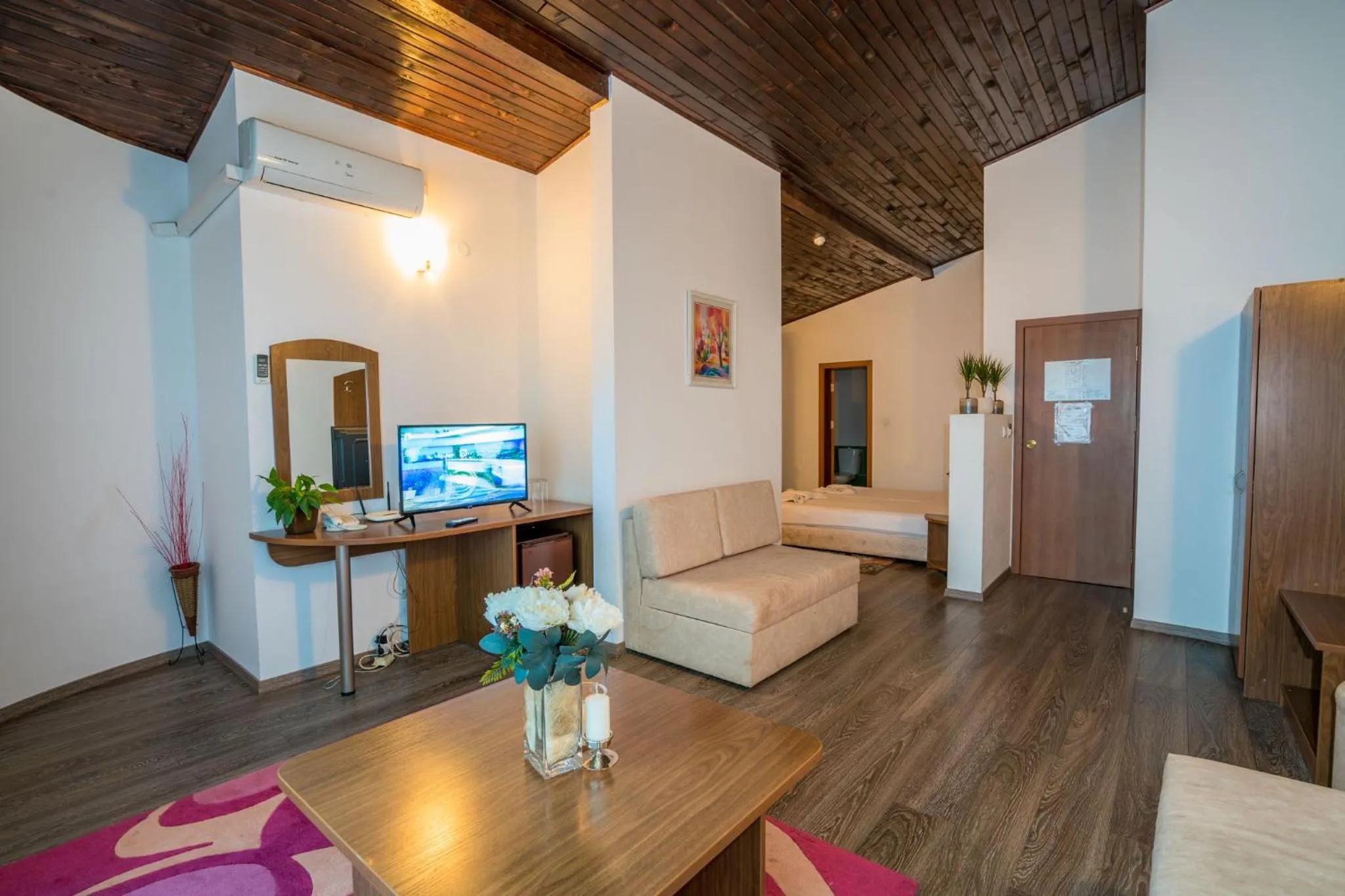 Communal lounge/ TV room, Bed in Family Park Hotel Kyoshkove