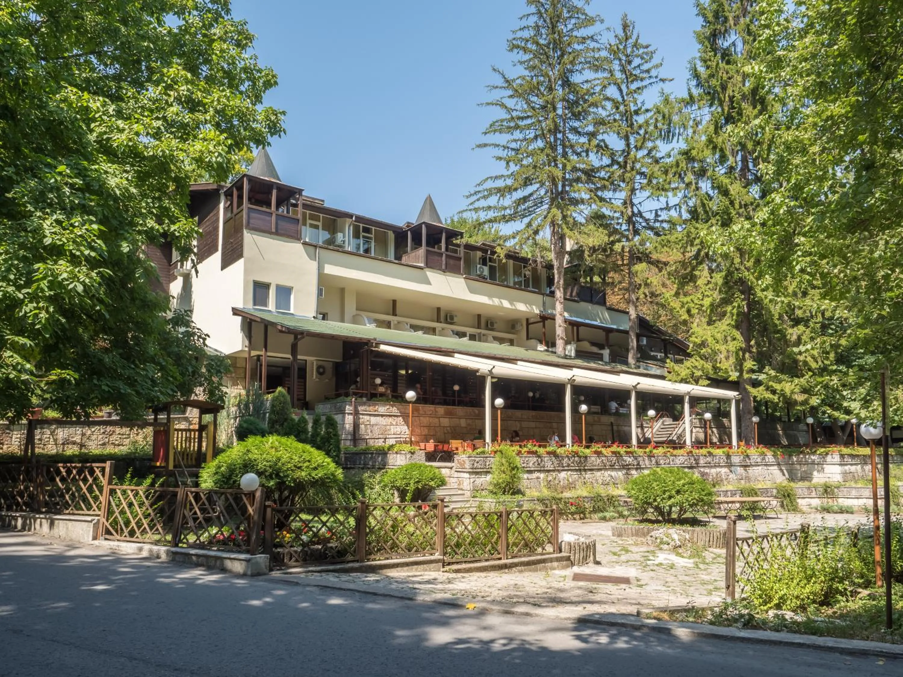 Property building in Family Park Hotel Kyoshkove