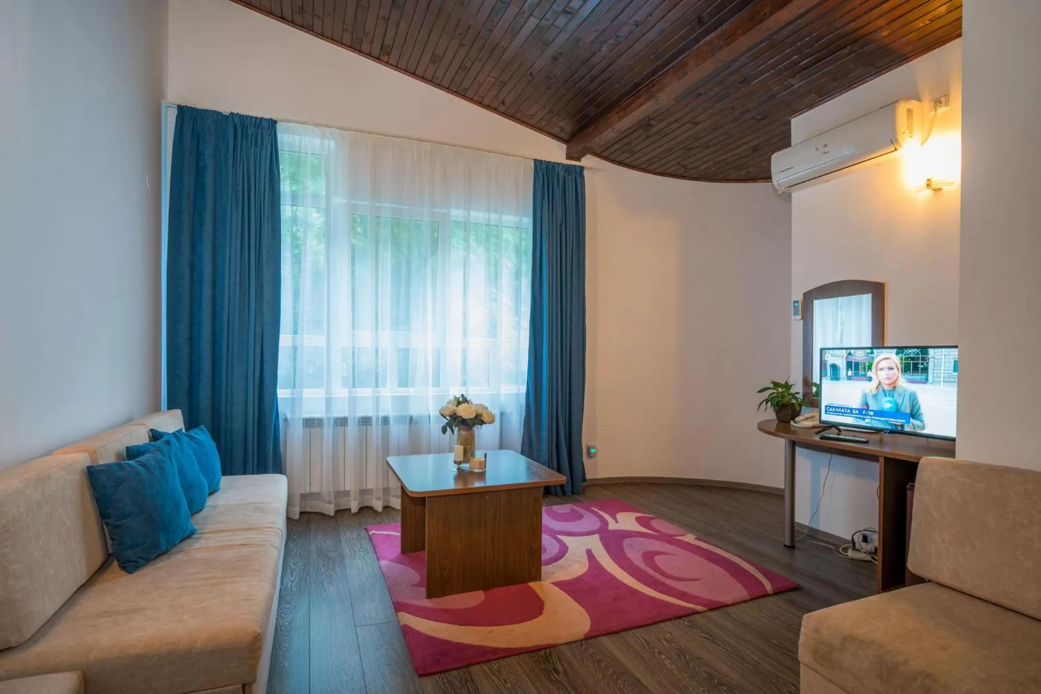 Communal lounge/ TV room in Family Park Hotel Kyoshkove