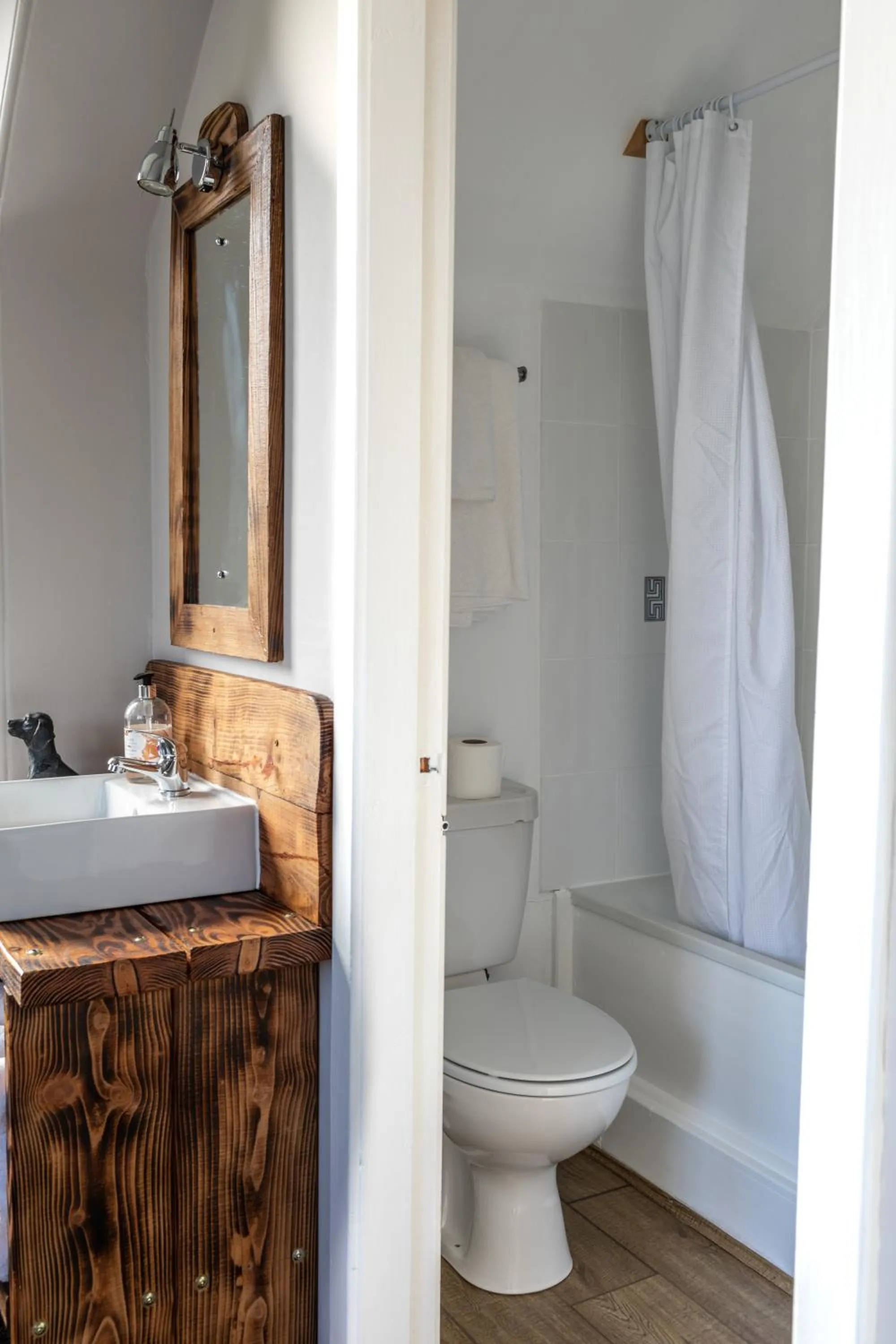 Bathroom in Whitebridge Hotel
