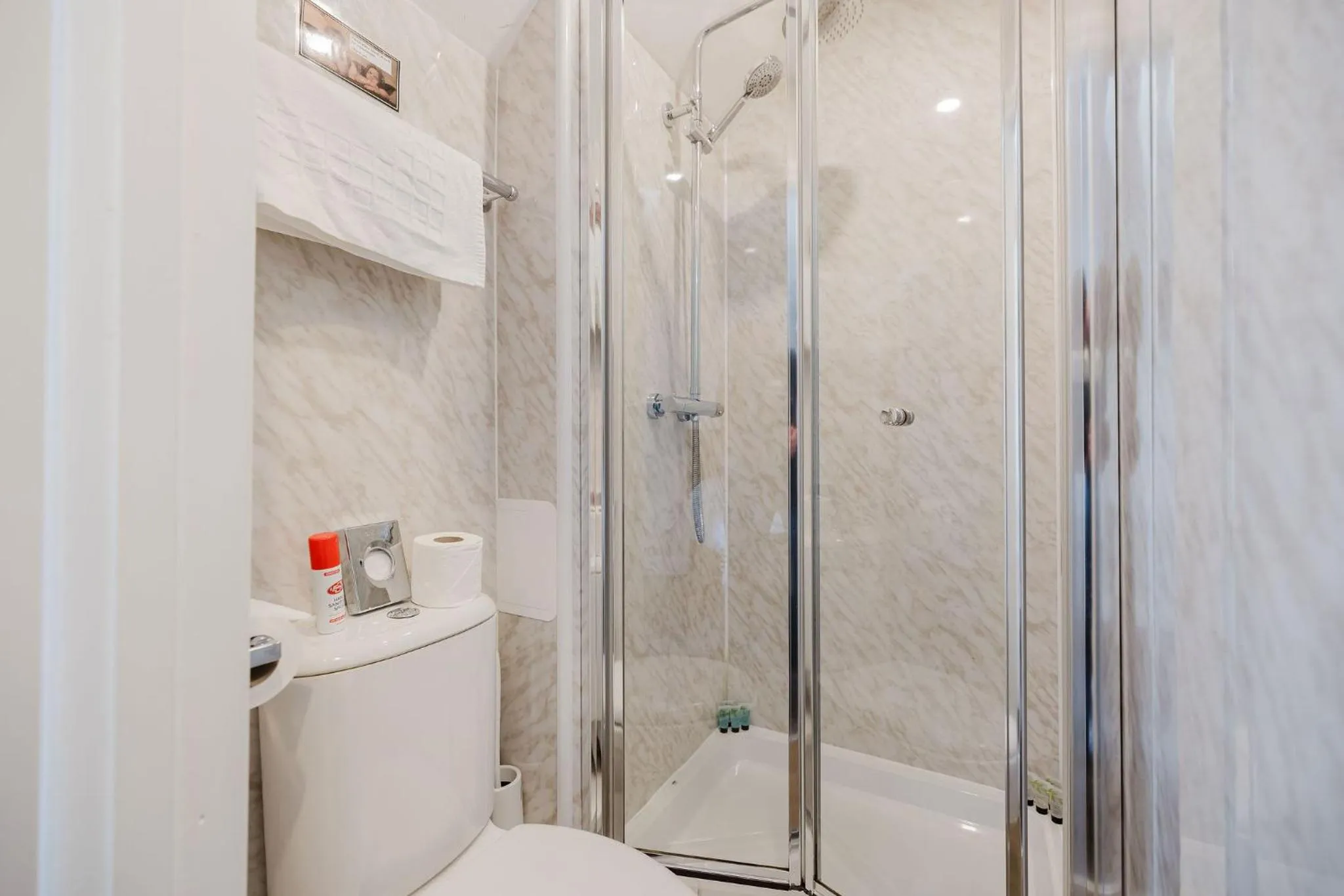 Shower in Whitebridge Hotel