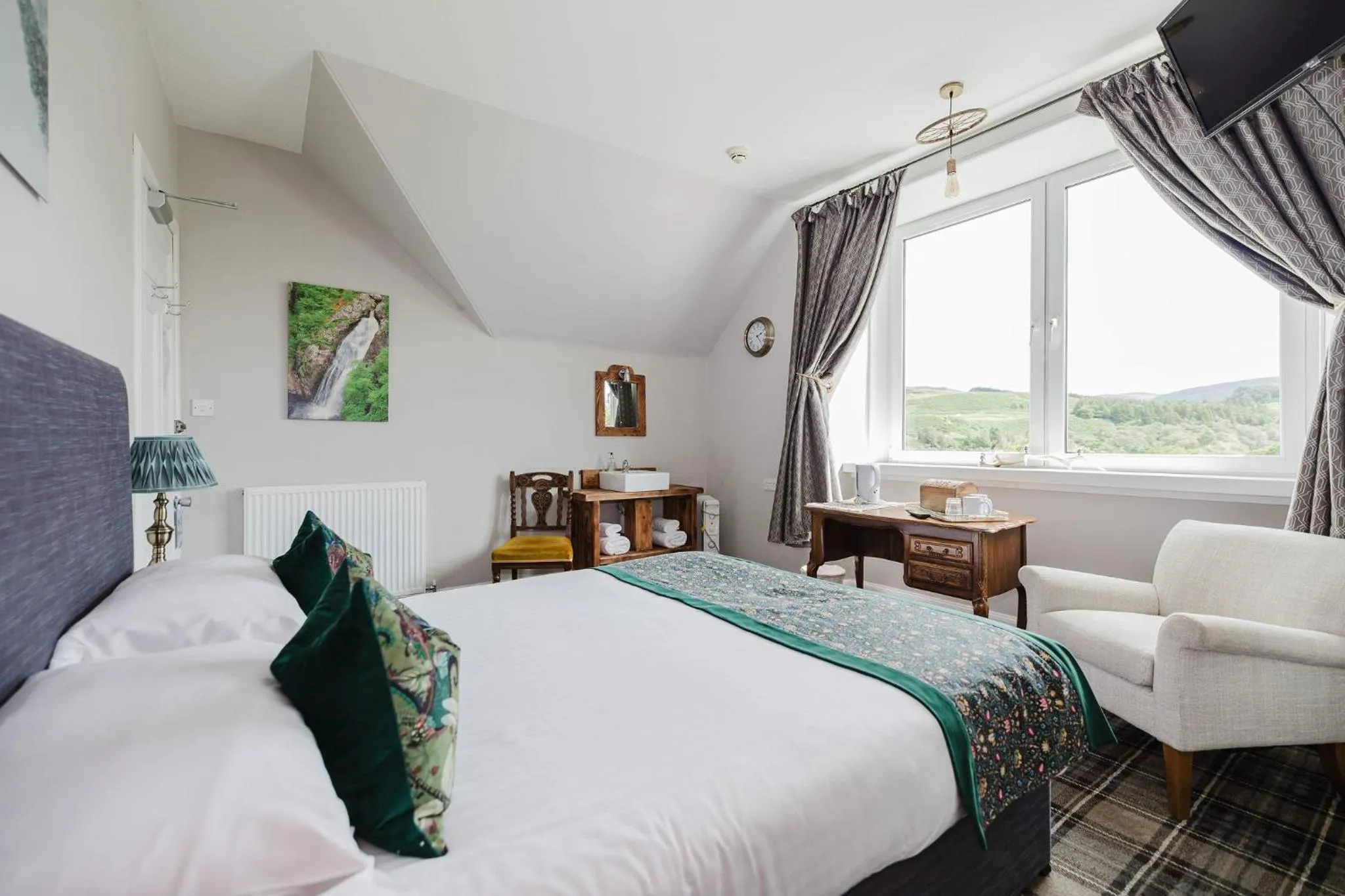 Bed in Whitebridge Hotel