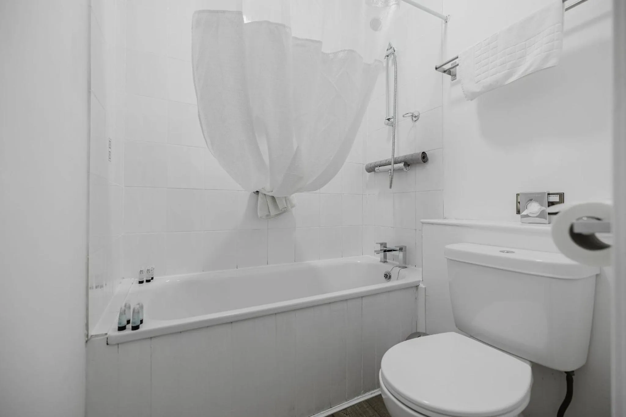 Bathroom in Whitebridge Hotel