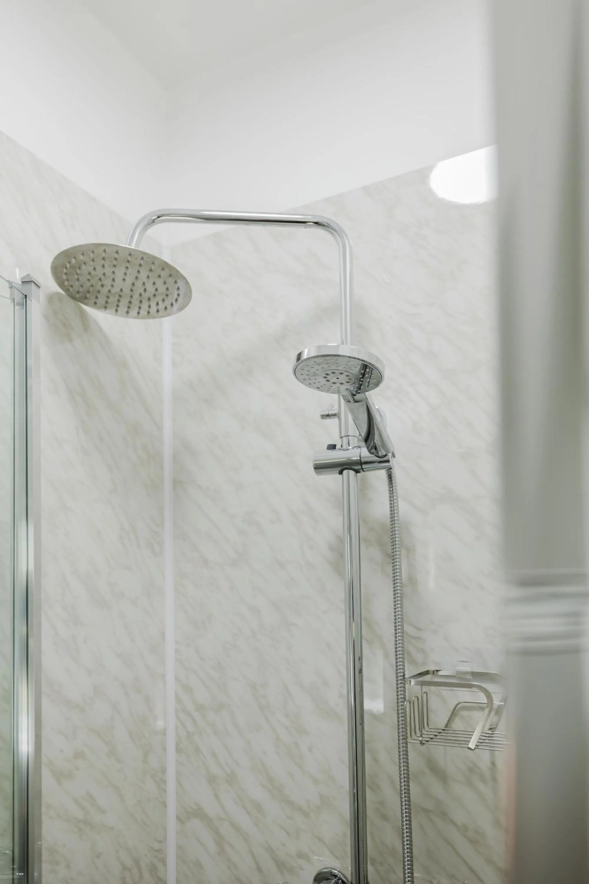 Shower in Whitebridge Hotel