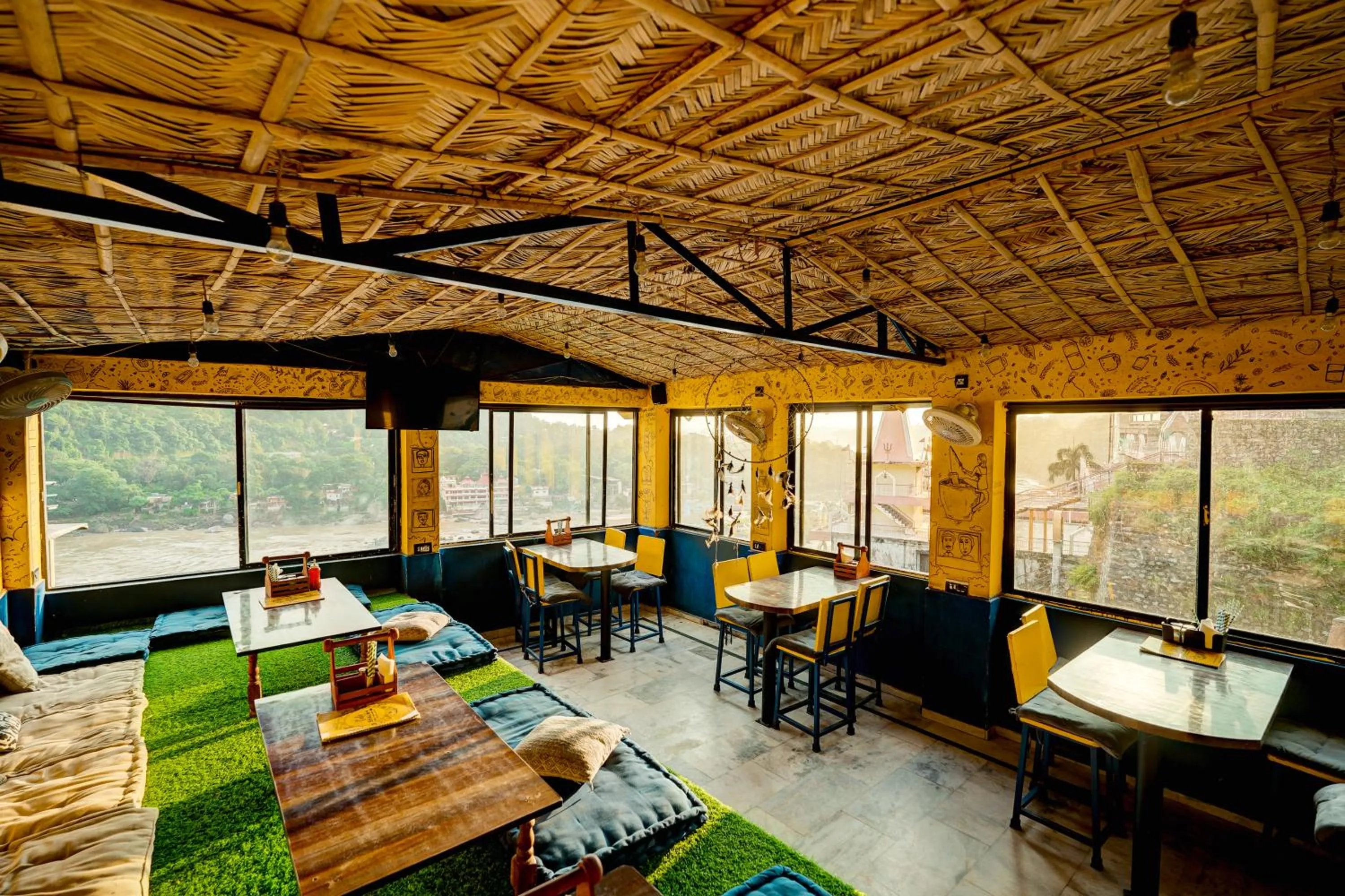 Restaurant/places to eat in Shalom Backpackers Rishikesh