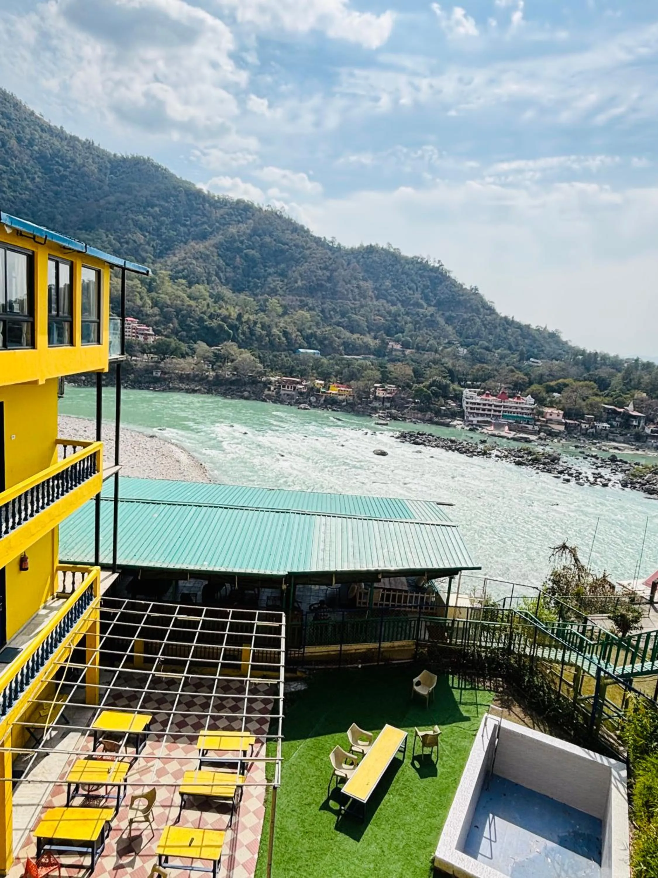 Property building in Shalom Backpackers Rishikesh