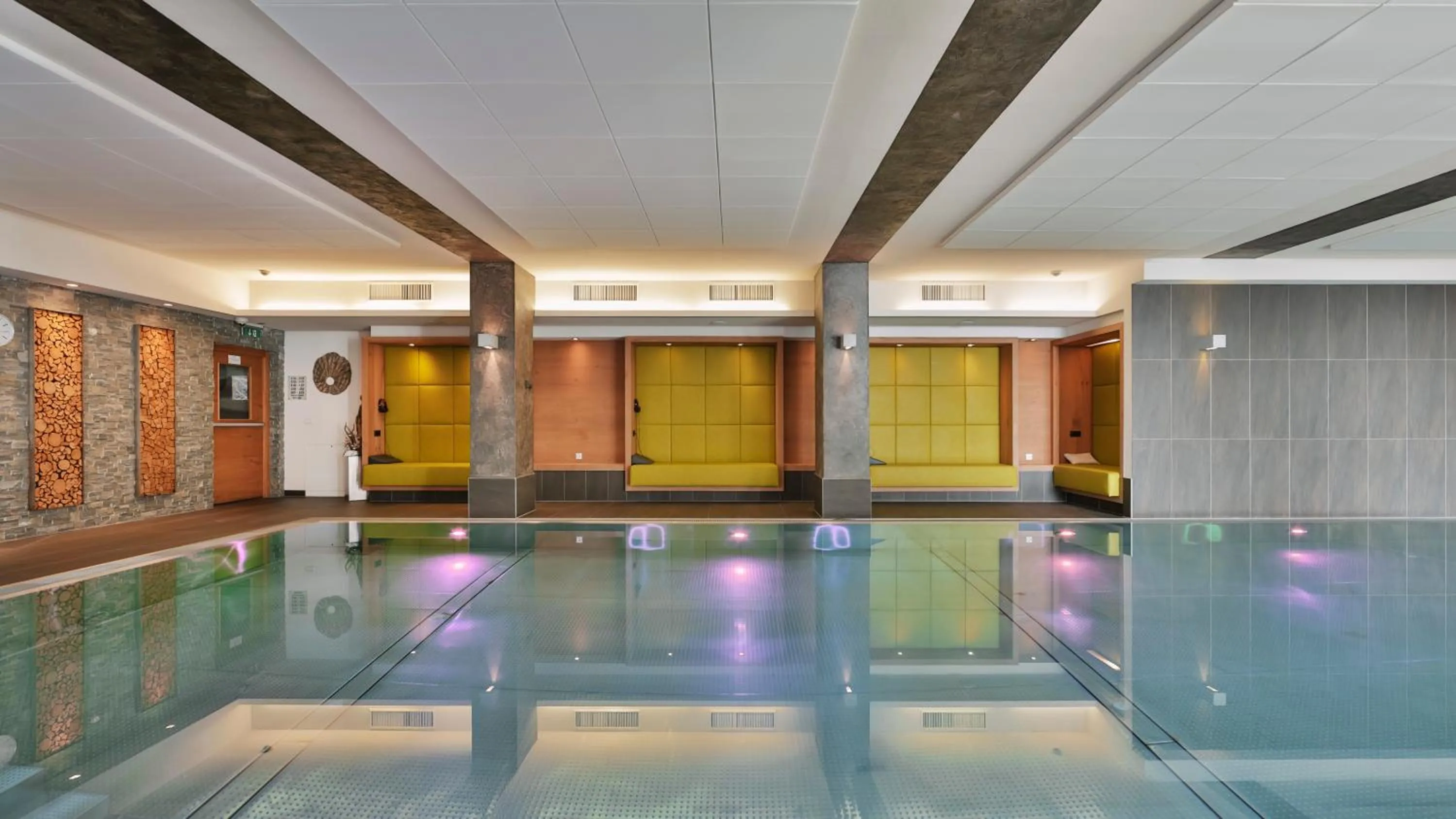 Pool view in Hotel Fliana 4-Sterne Superior