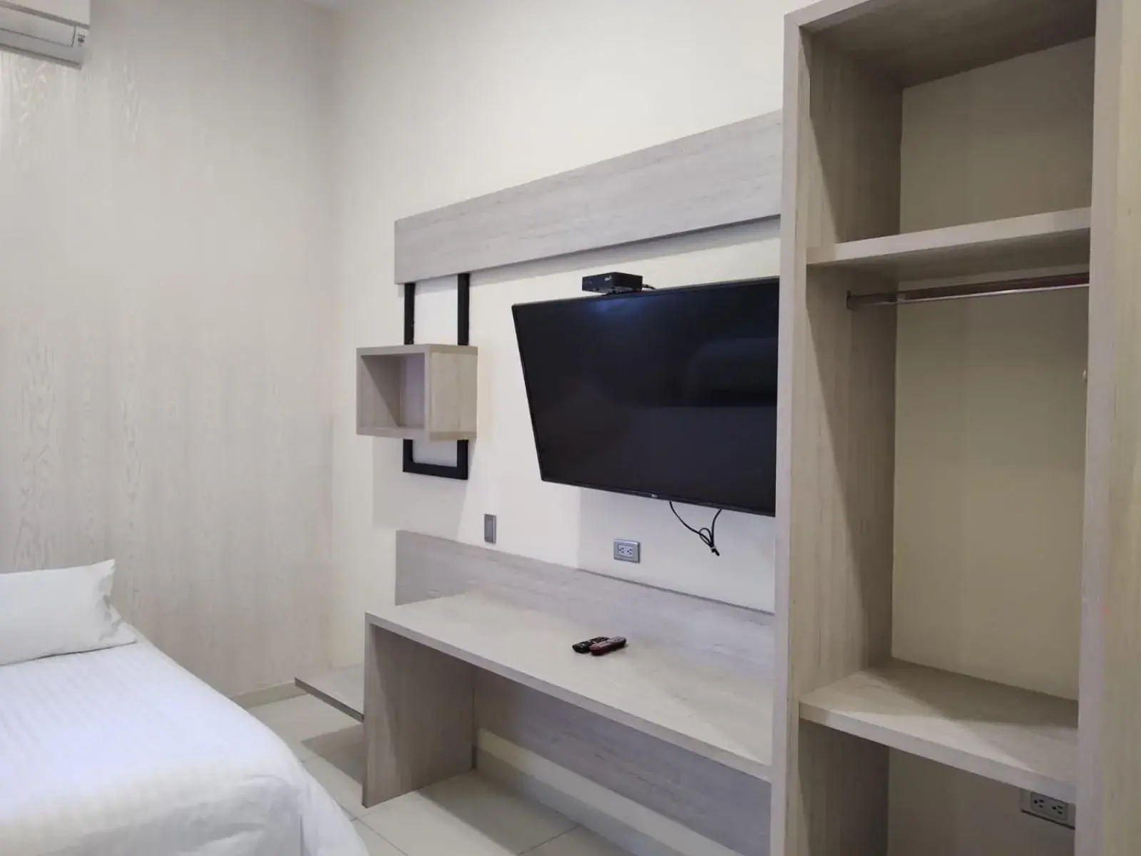 Double Room - single occupancy in Hotel American Visa Cali Double Room - single occupancy in Hotel American Visa Cali