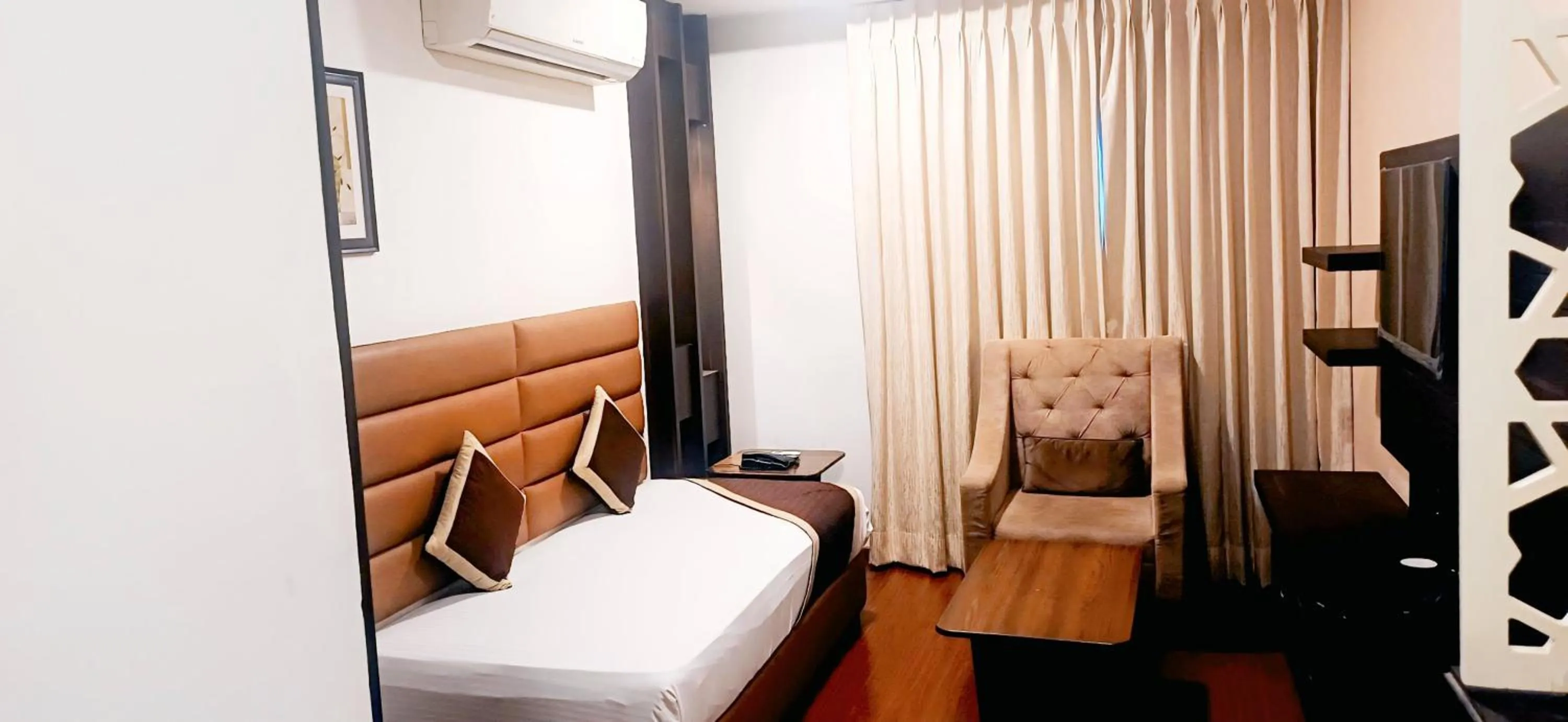 Living room, Bed in Hotel Suncity Plaza, Sitapura, Jaipur