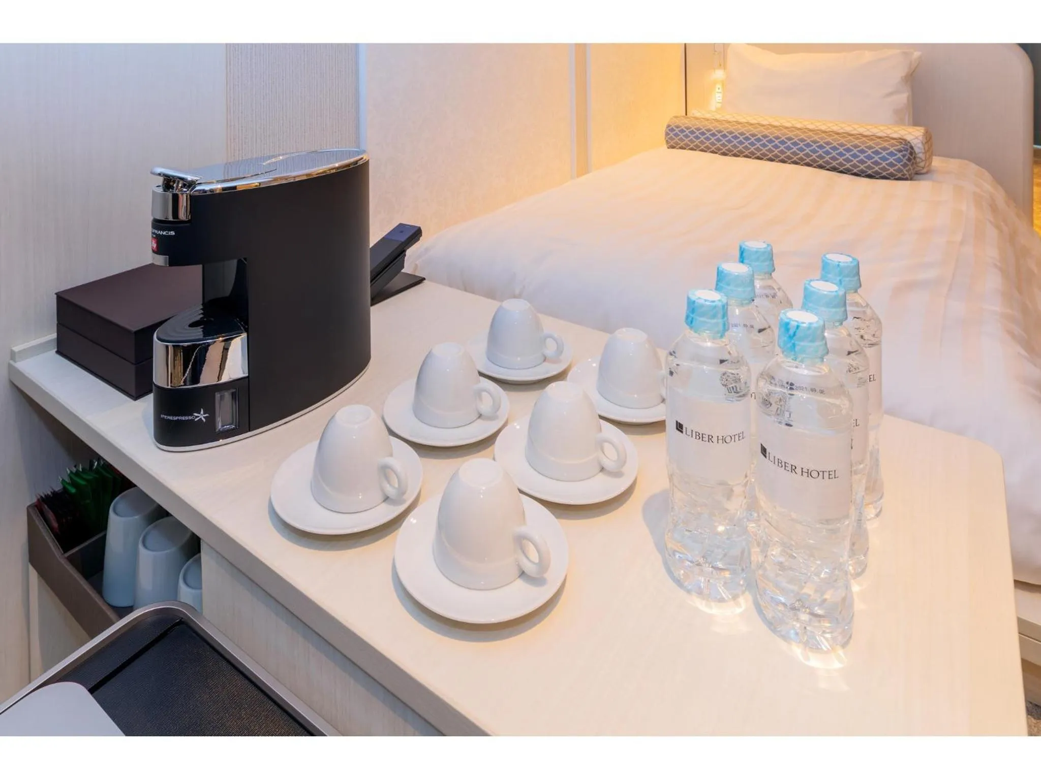 Coffee/tea facilities, Bed in LIBER HOTEL Osaka