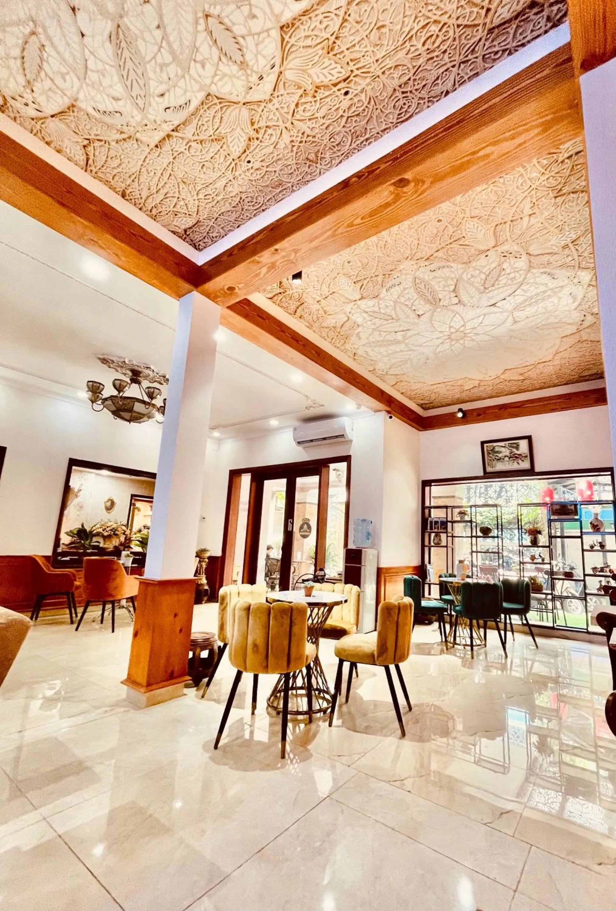 Restaurant/places to eat in Air Star Hotel