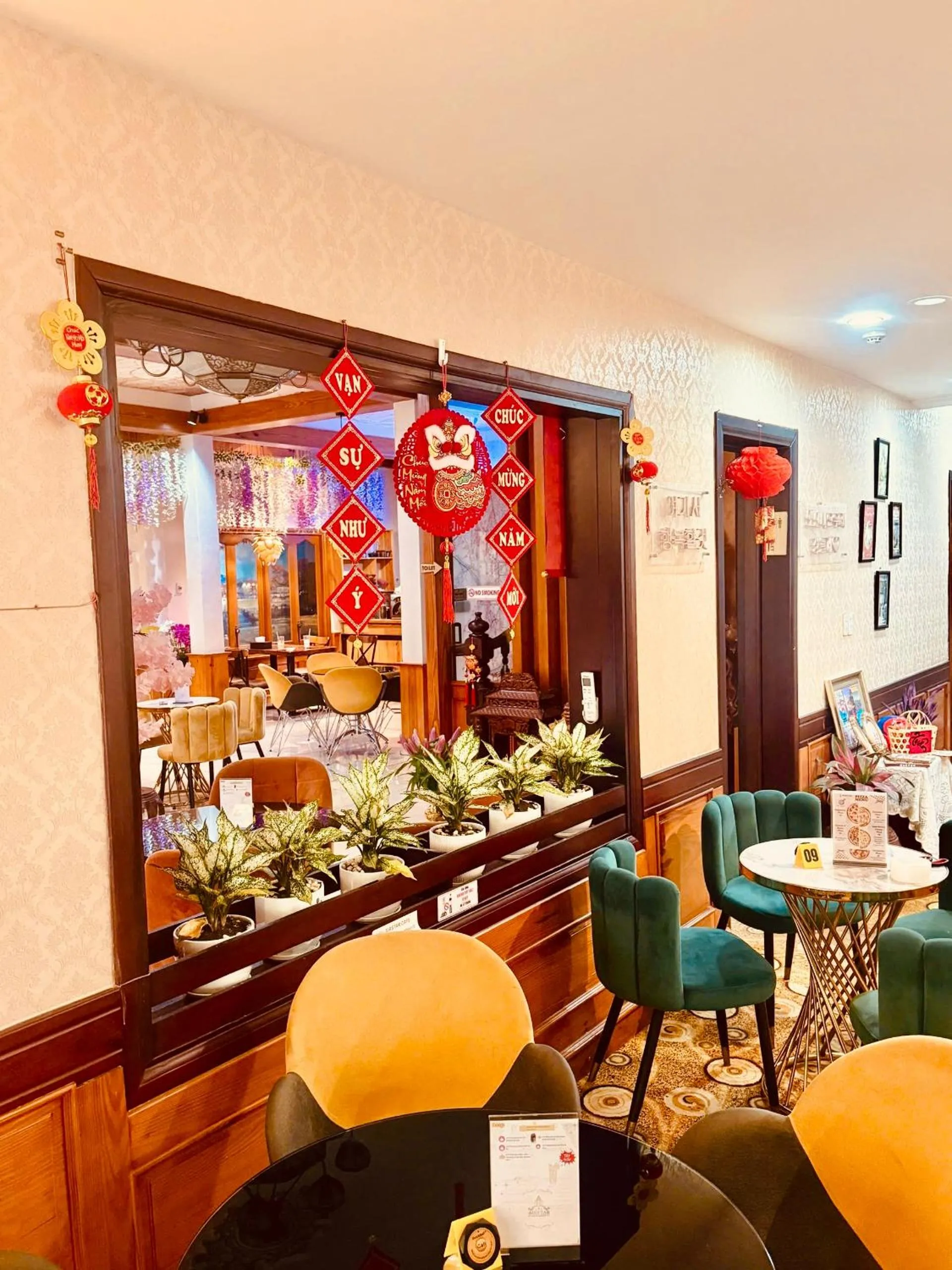 Restaurant/places to eat in Air Star Hotel