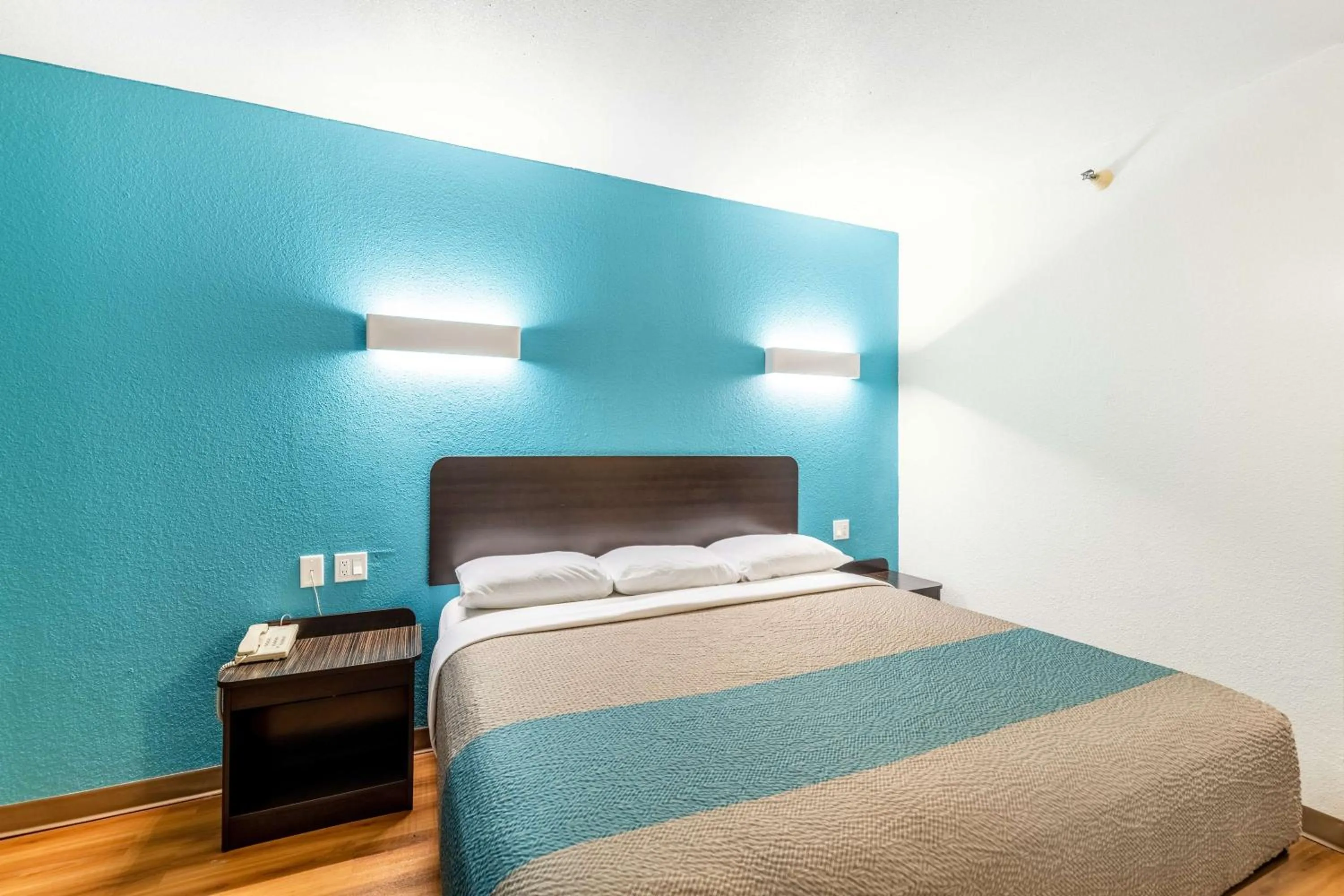 Photo of the whole room, Bed in Motel 6-Lewisville, TX - Medical City