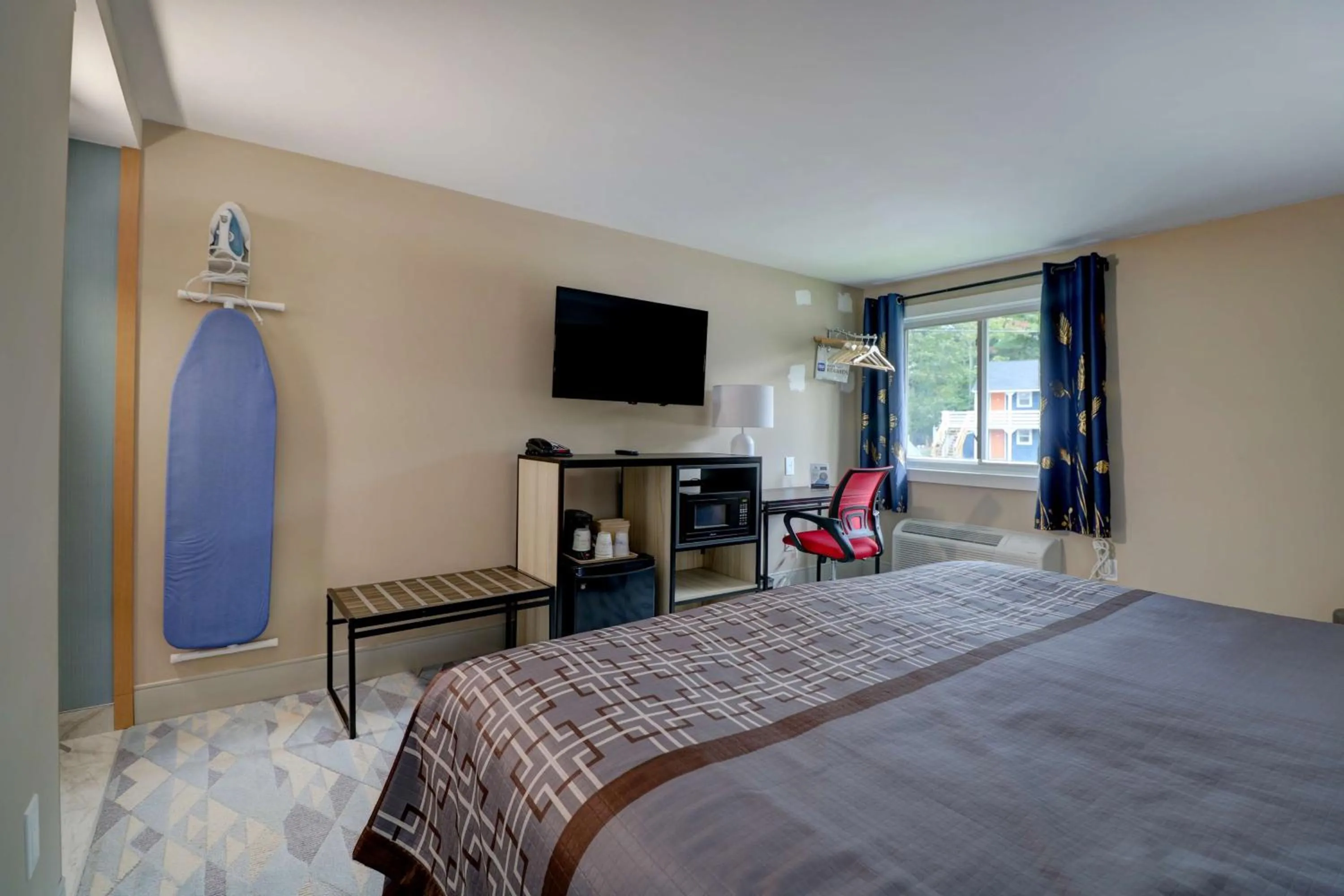 Bedroom, Bed in Yankee Clipper Inn, SureStay Collection by Best Western