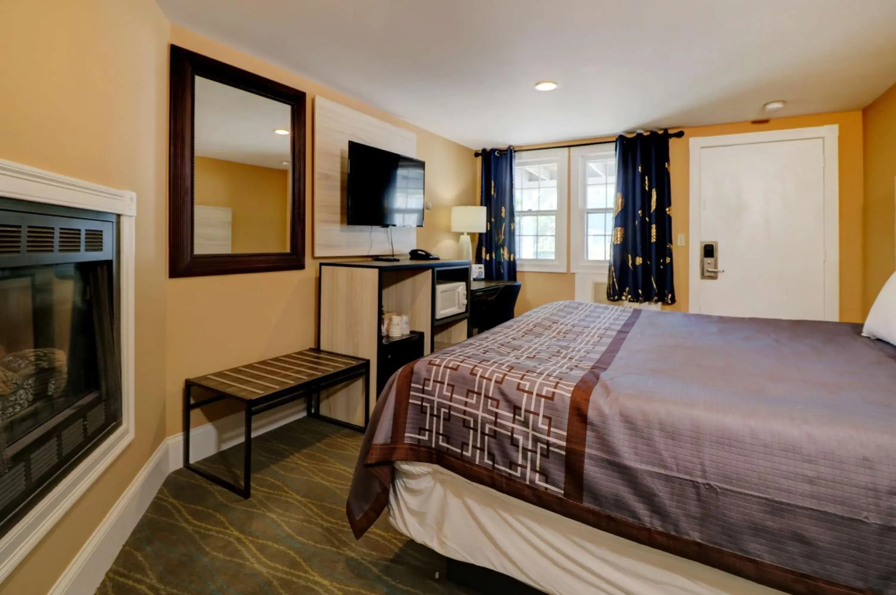 Bedroom, Bed in Yankee Clipper Inn, SureStay Collection by Best Western Bedroom, Bed in Yankee Clipper Inn, SureStay Collection by Best Western