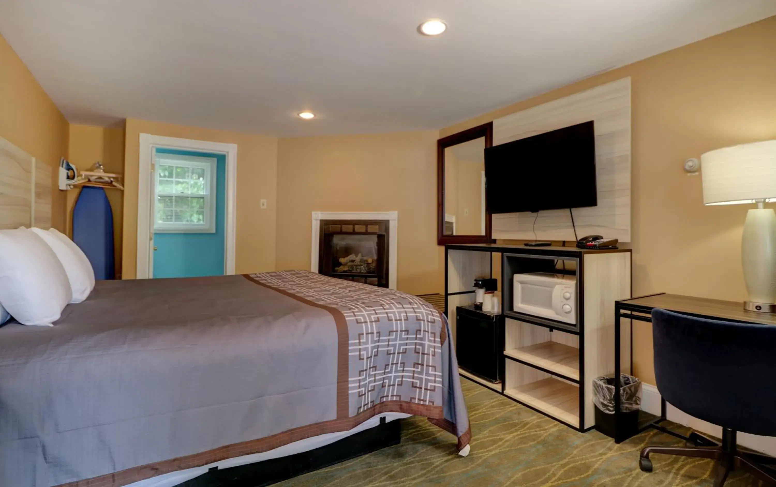 Bed in Yankee Clipper Inn, SureStay Collection by Best Western Bed in Yankee Clipper Inn, SureStay Collection by Best Western