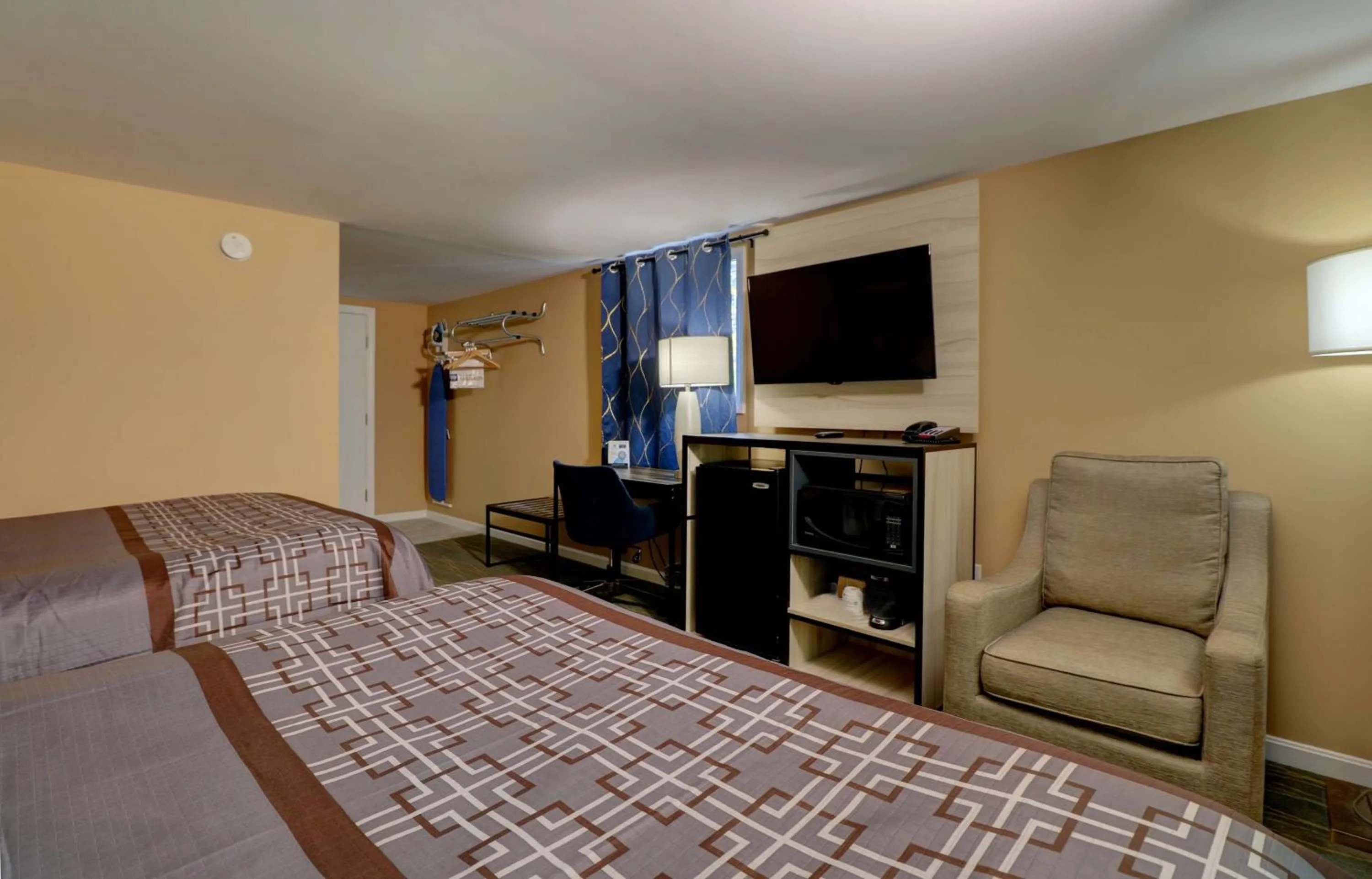 Bedroom, Bed in Yankee Clipper Inn, SureStay Collection by Best Western