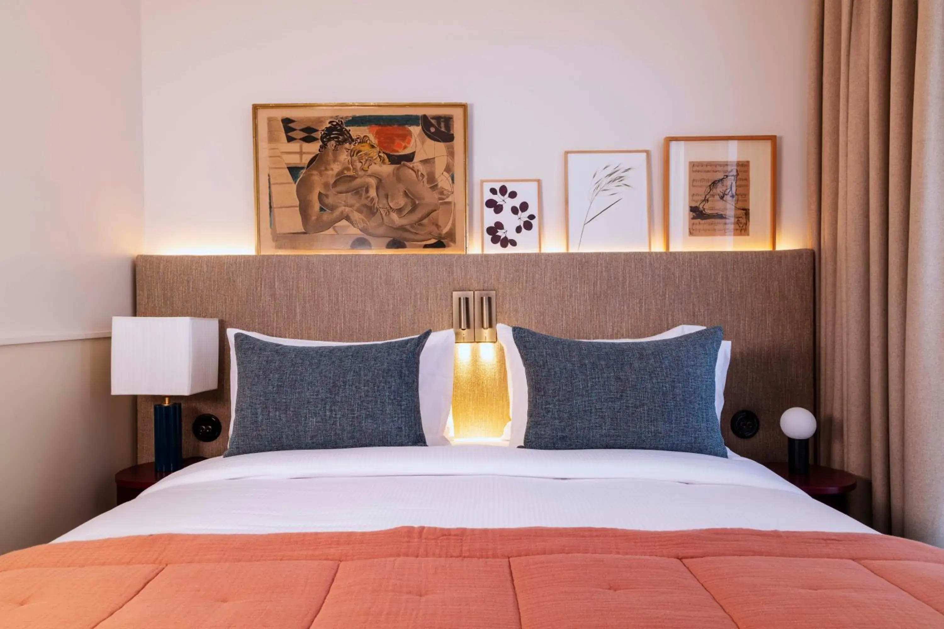 Very Bonne Chambre with Balcony in Dadou Paris Very Bonne Chambre with Balcony in Dadou Paris