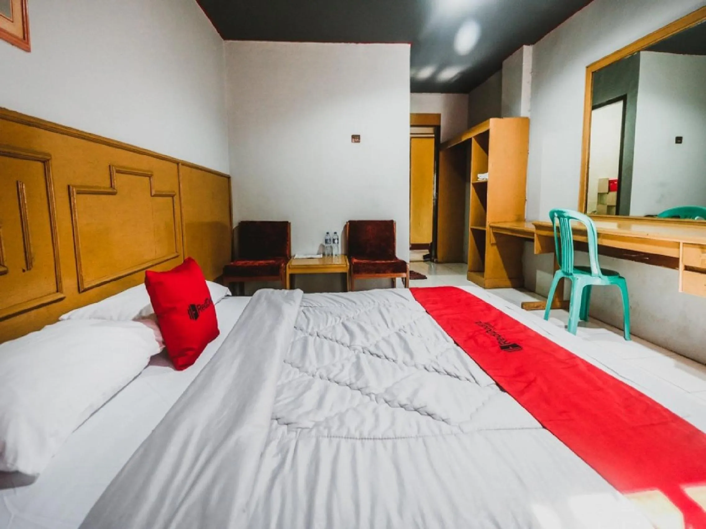 Bedroom, Bed in RedDoorz Plus near RSCM Jakarta