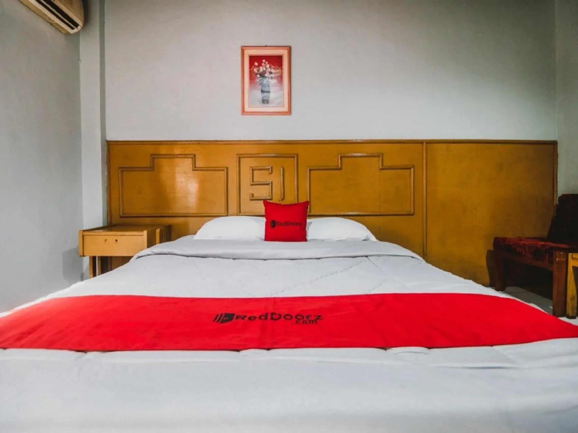 Bedroom, Bed in RedDoorz Plus near RSCM Jakarta Bedroom, Bed in RedDoorz Plus near RSCM Jakarta