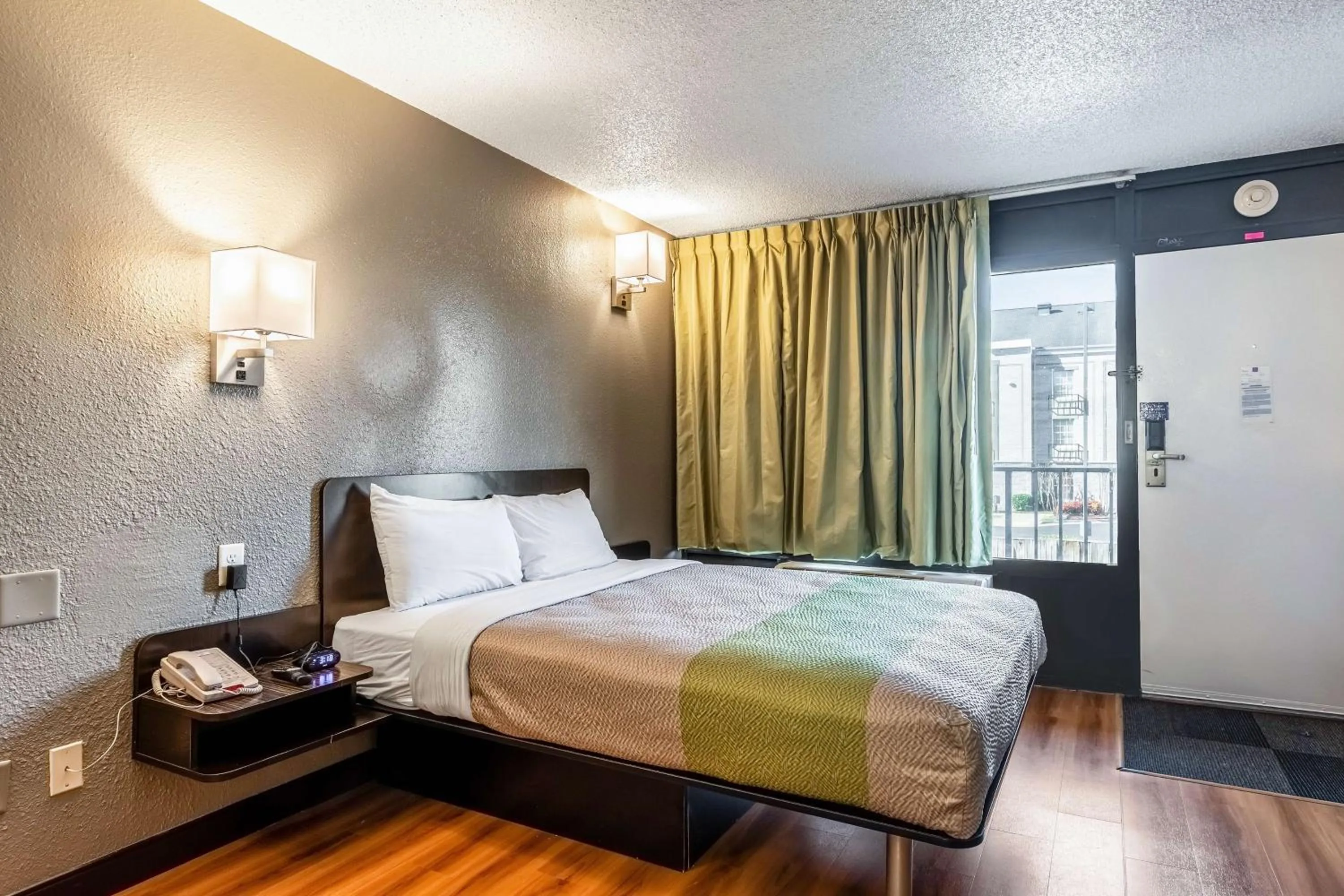 Photo of the whole room, Bed in Studio 6-Little Rock, AR - West