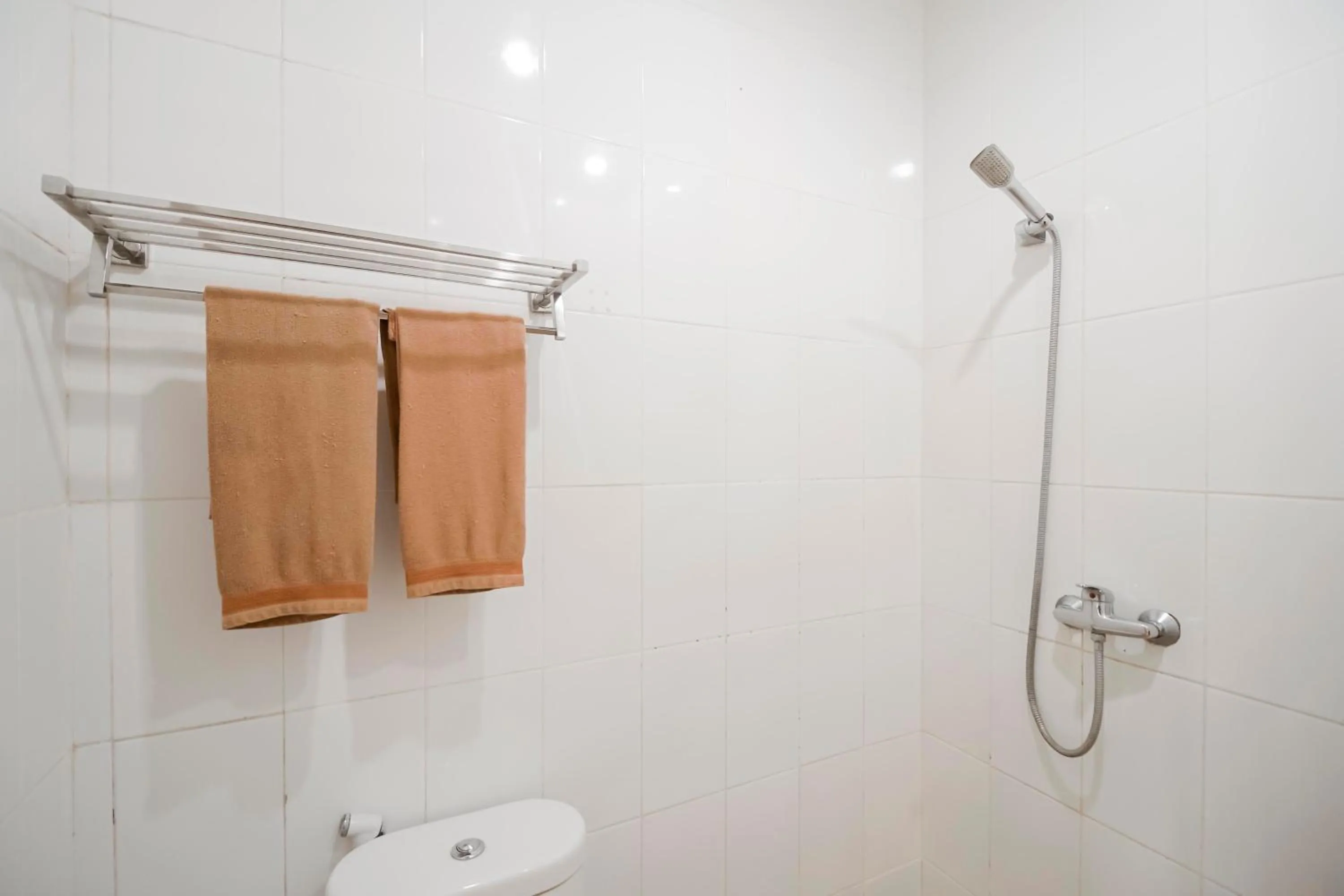 Bathroom in RedDoorz Plus at Karebosi Area 2 Makassar