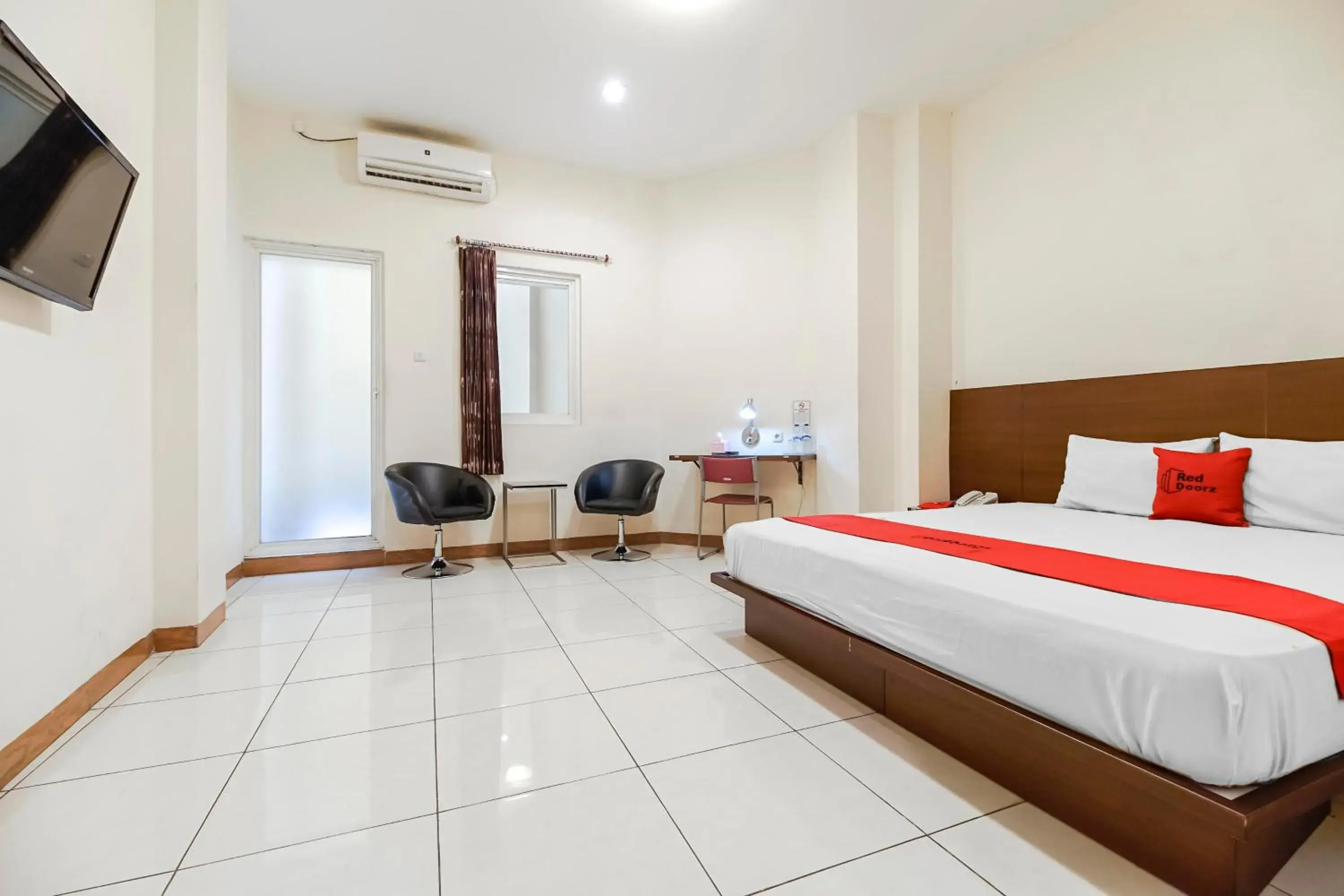Bedroom, Bed in RedDoorz Plus at Karebosi Area 2 Makassar Bedroom, Bed in RedDoorz Plus at Karebosi Area 2 Makassar