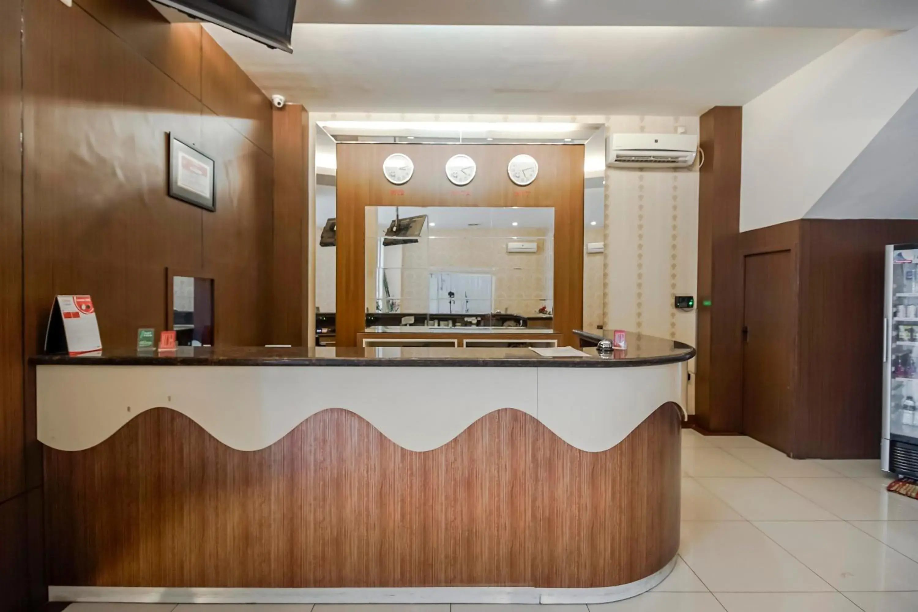 Lobby or reception in RedDoorz Plus at Karebosi Area 2 Makassar Lobby or reception in RedDoorz Plus at Karebosi Area 2 Makassar
