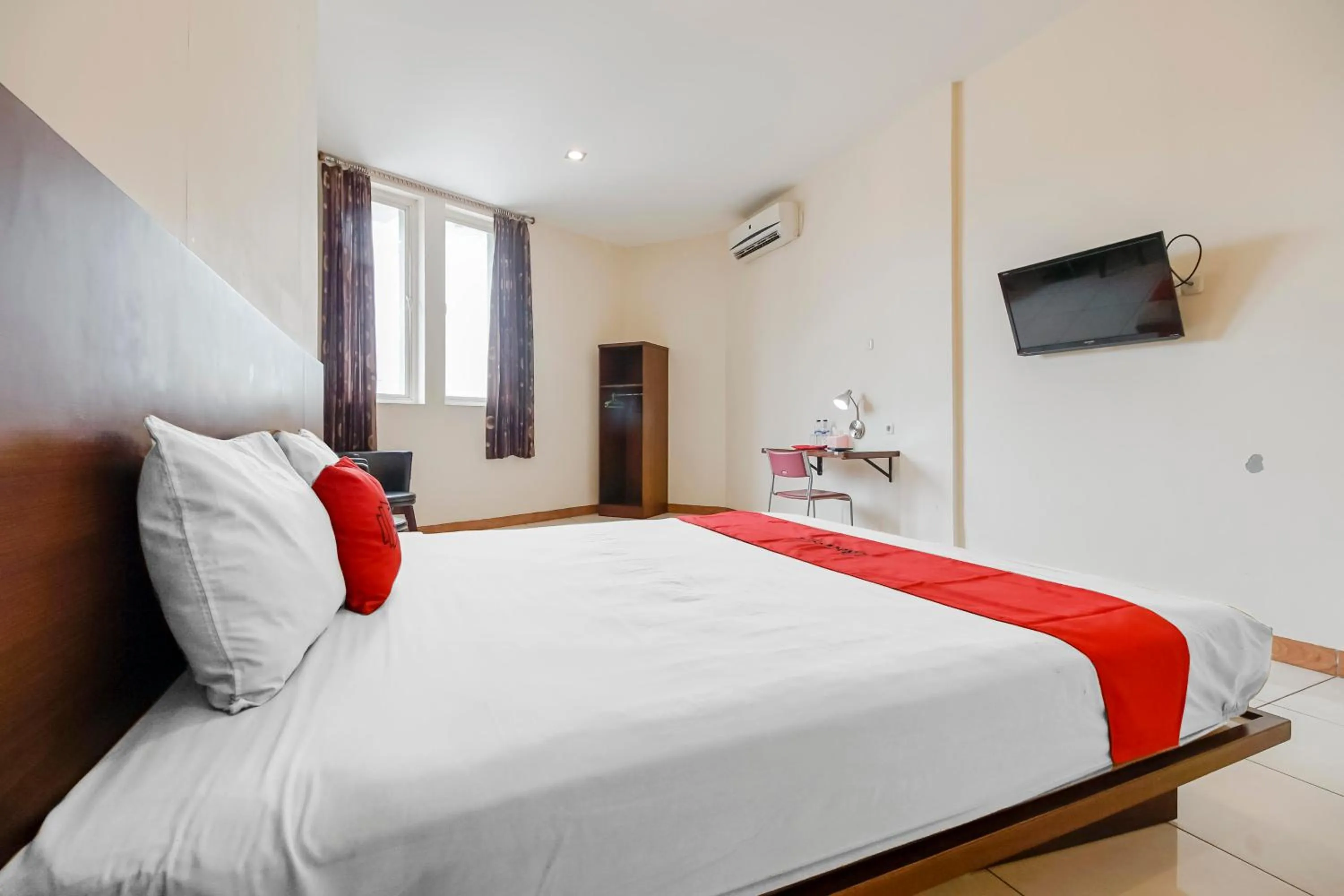 Bedroom, Bed in RedDoorz Plus at Karebosi Area 2 Makassar