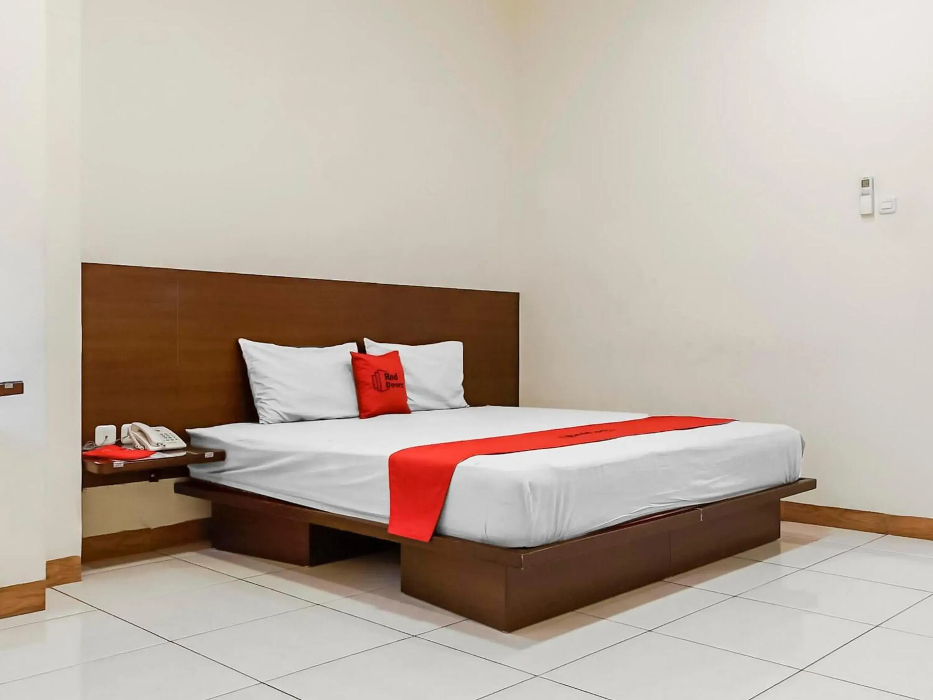 Bedroom, Bed in RedDoorz Plus at Karebosi Area 2 Makassar Bedroom, Bed in RedDoorz Plus at Karebosi Area 2 Makassar
