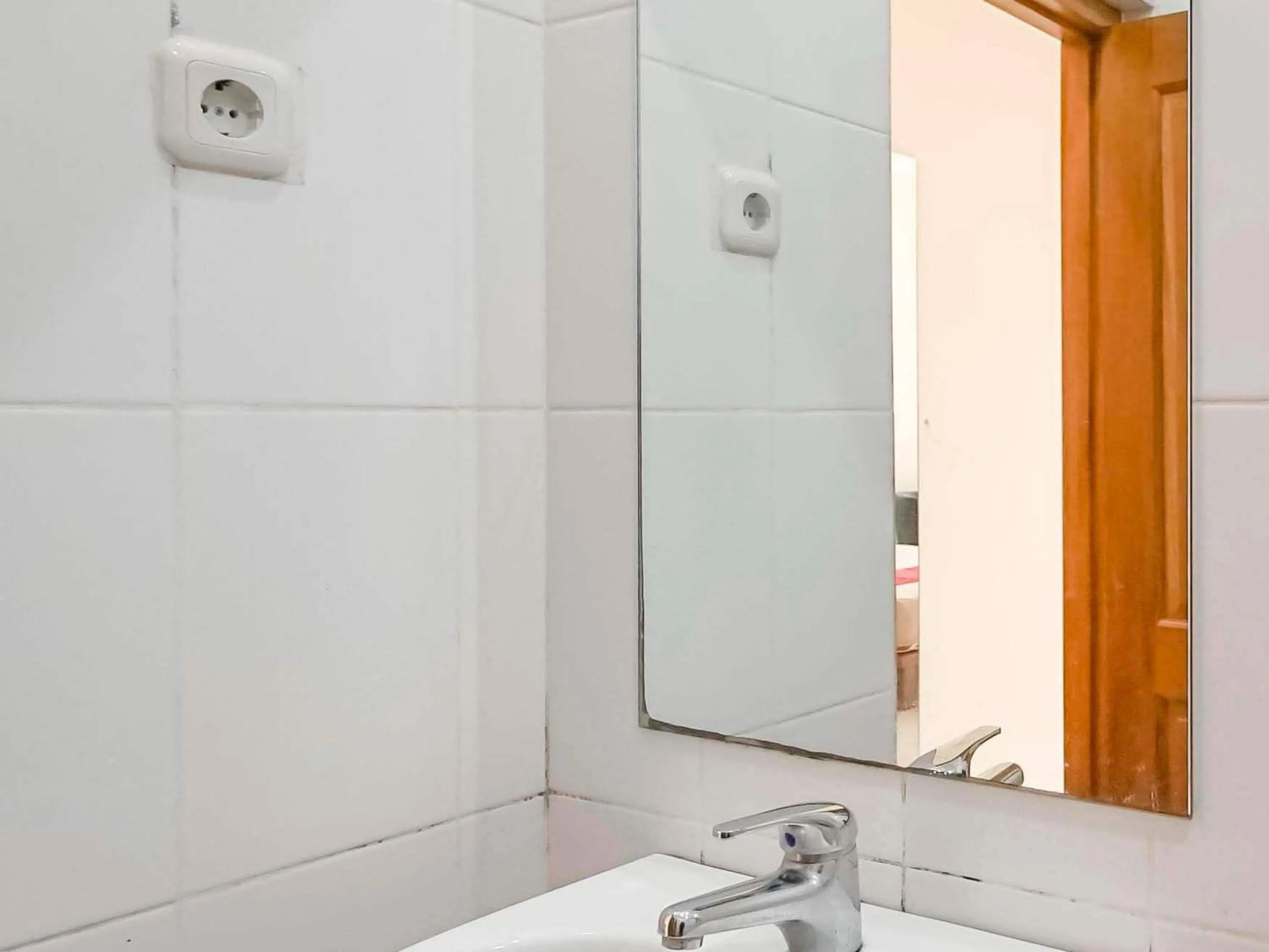 Bathroom in RedDoorz Plus at Karebosi Area 2 Makassar