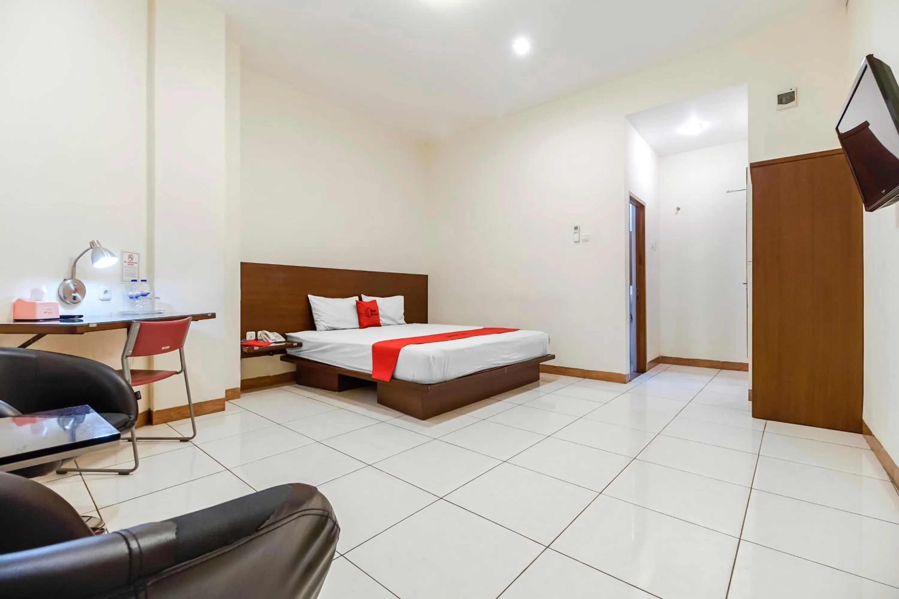 Bedroom, Bed in RedDoorz Plus at Karebosi Area 2 Makassar