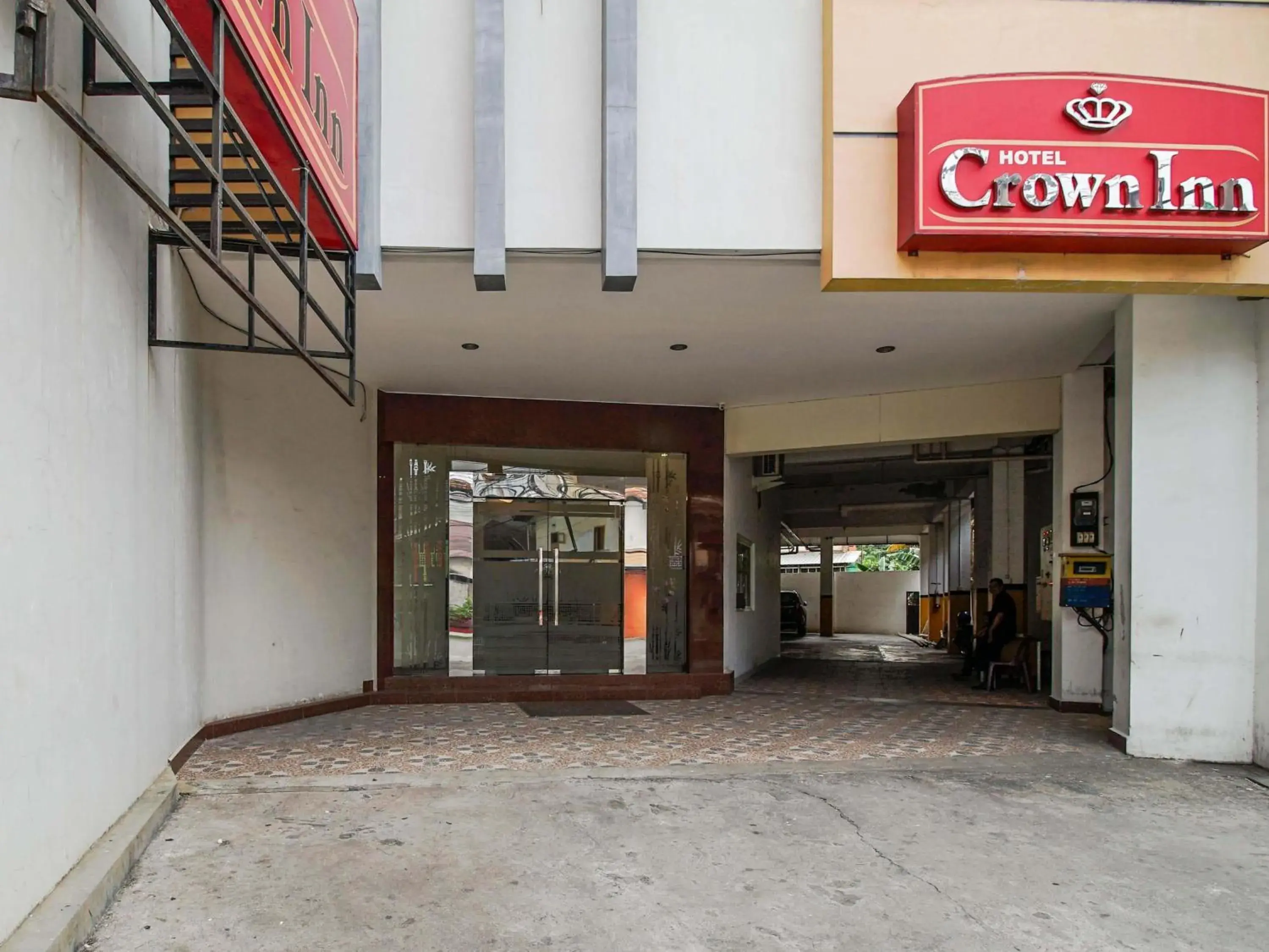 Facade/entrance in RedDoorz Plus at Karebosi Area 2 Makassar Facade/entrance in RedDoorz Plus at Karebosi Area 2 Makassar