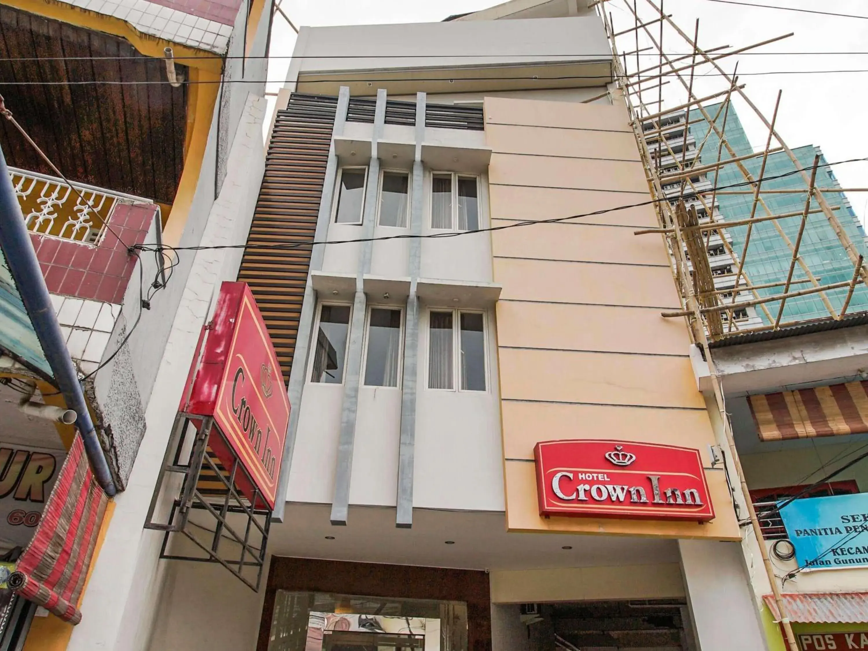 Facade/entrance in RedDoorz Plus at Karebosi Area 2 Makassar Facade/entrance in RedDoorz Plus at Karebosi Area 2 Makassar