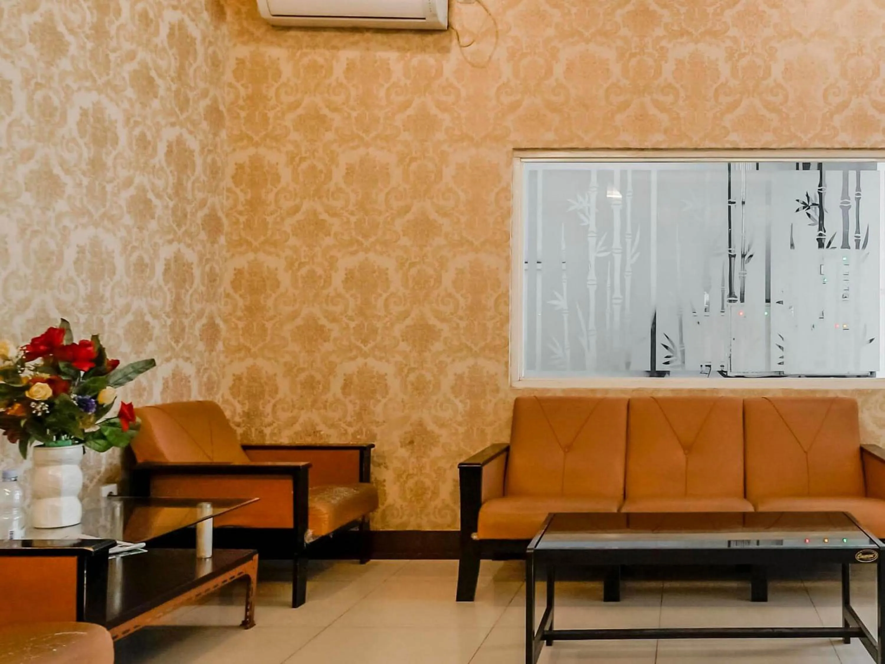 Seating area in RedDoorz Plus at Karebosi Area 2 Makassar