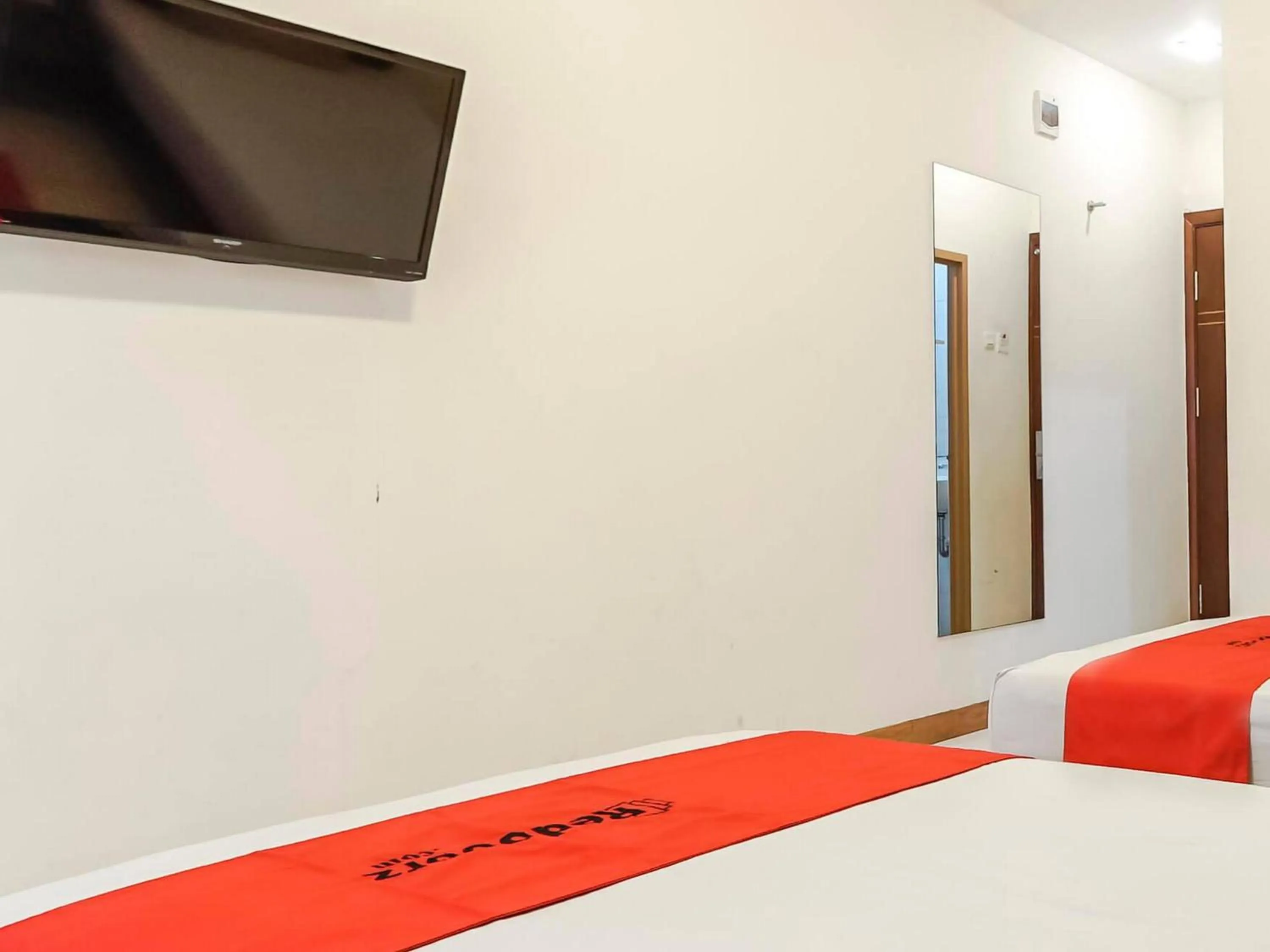 Bedroom, Bed in RedDoorz Plus at Karebosi Area 2 Makassar