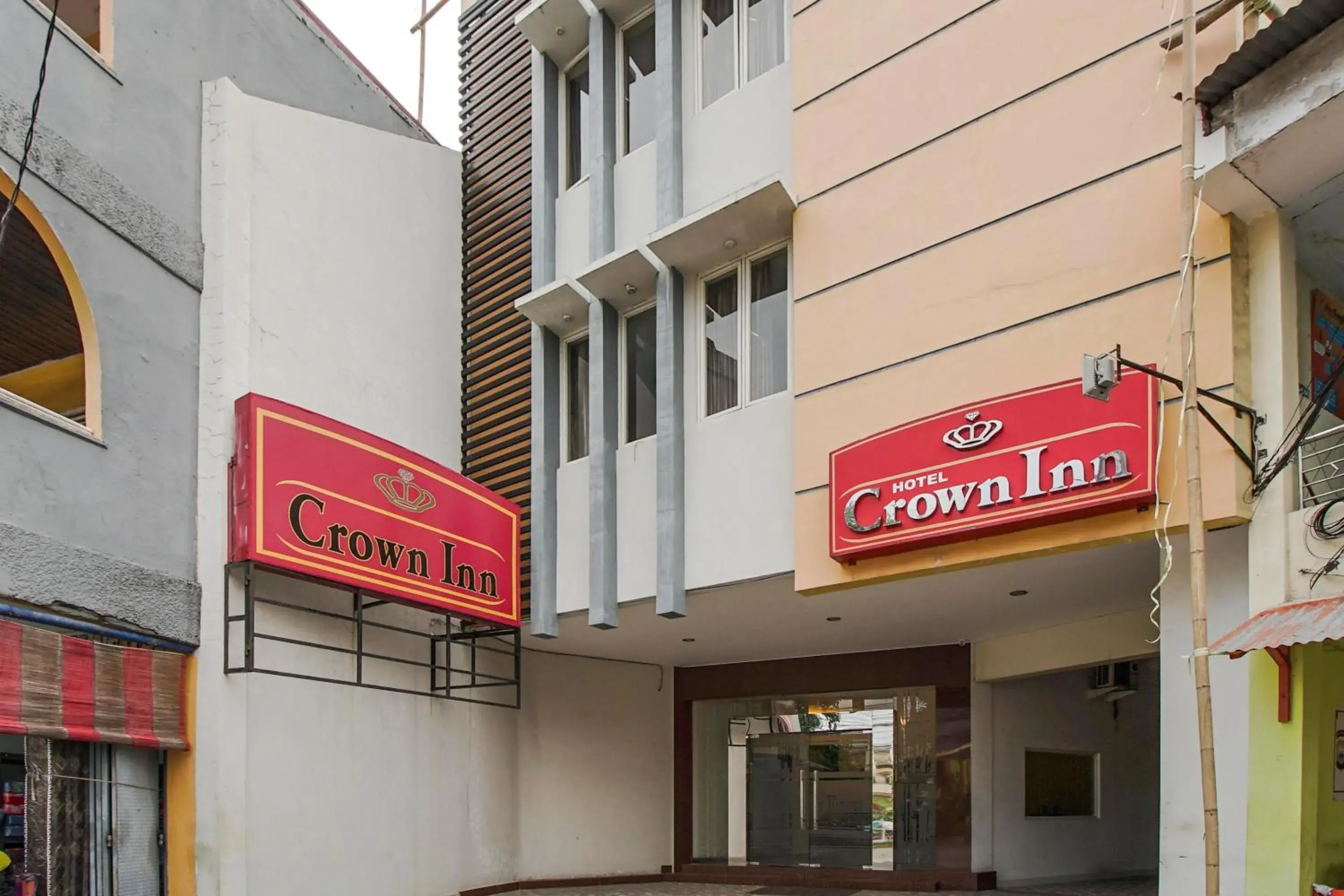 Property building in RedDoorz Plus at Karebosi Area 2 Makassar Property building in RedDoorz Plus at Karebosi Area 2 Makassar