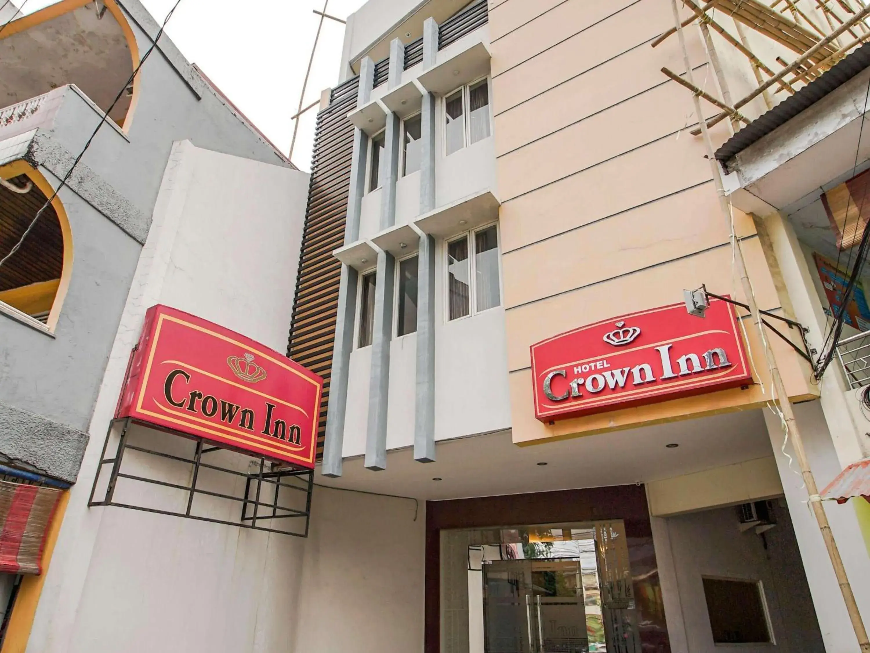 Facade/entrance in RedDoorz Plus at Karebosi Area 2 Makassar Facade/entrance in RedDoorz Plus at Karebosi Area 2 Makassar