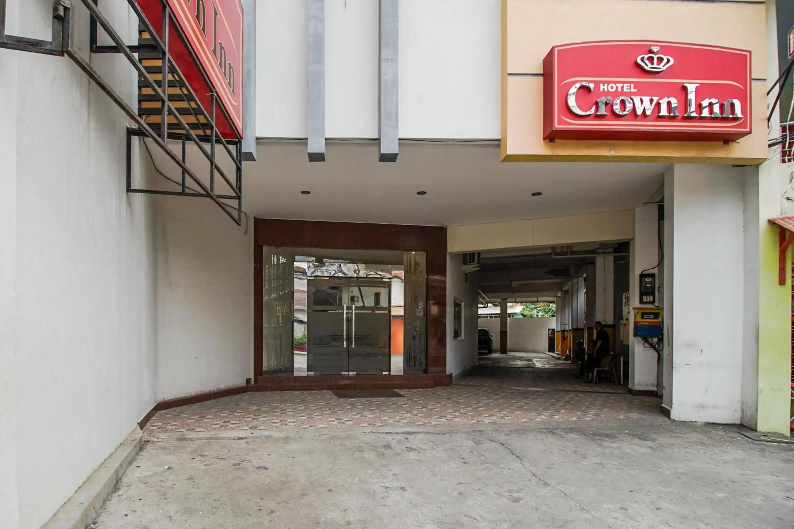 Property building in RedDoorz Plus at Karebosi Area 2 Makassar Property building in RedDoorz Plus at Karebosi Area 2 Makassar