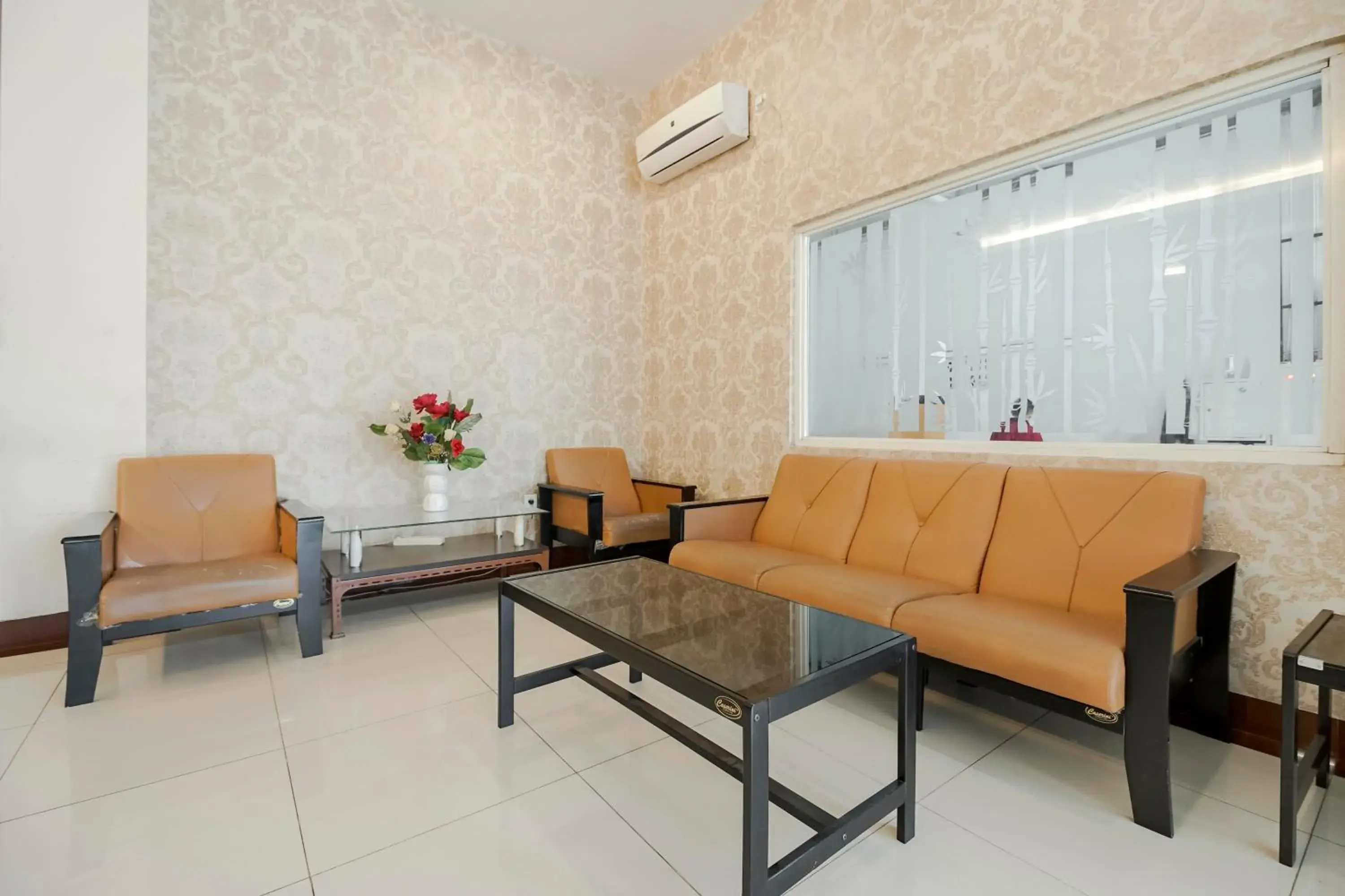 Lobby or reception in RedDoorz Plus at Karebosi Area 2 Makassar Lobby or reception in RedDoorz Plus at Karebosi Area 2 Makassar