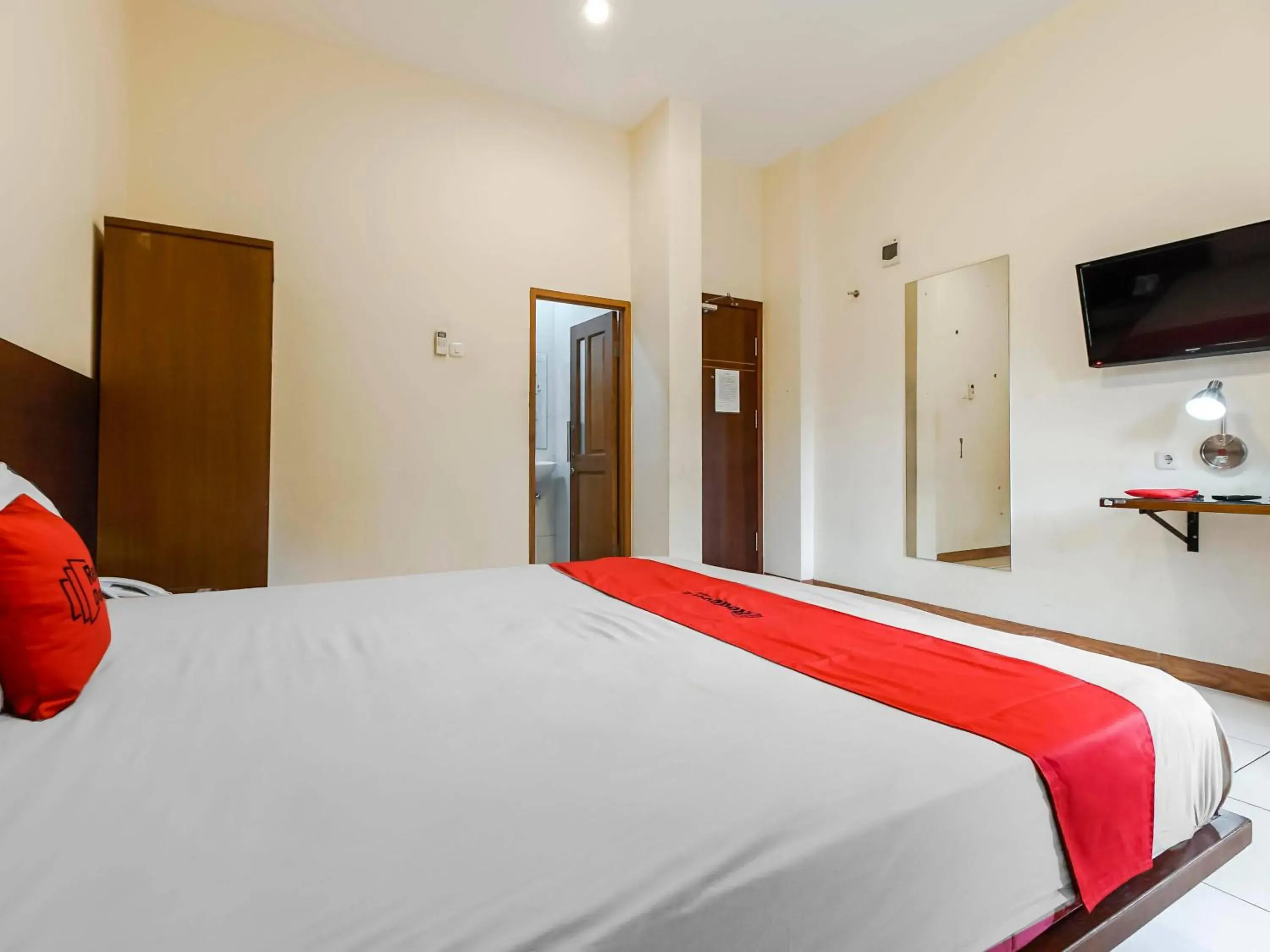 Bedroom, Bed in RedDoorz Plus at Karebosi Area 2 Makassar Bedroom, Bed in RedDoorz Plus at Karebosi Area 2 Makassar