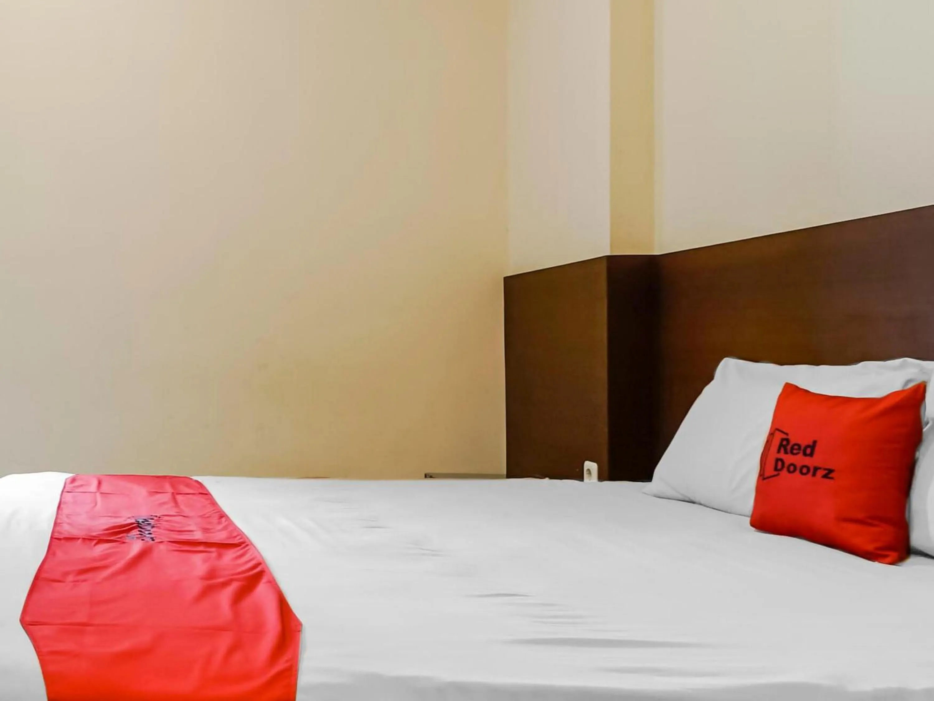 Bedroom, Bed in RedDoorz Plus at Karebosi Area 2 Makassar