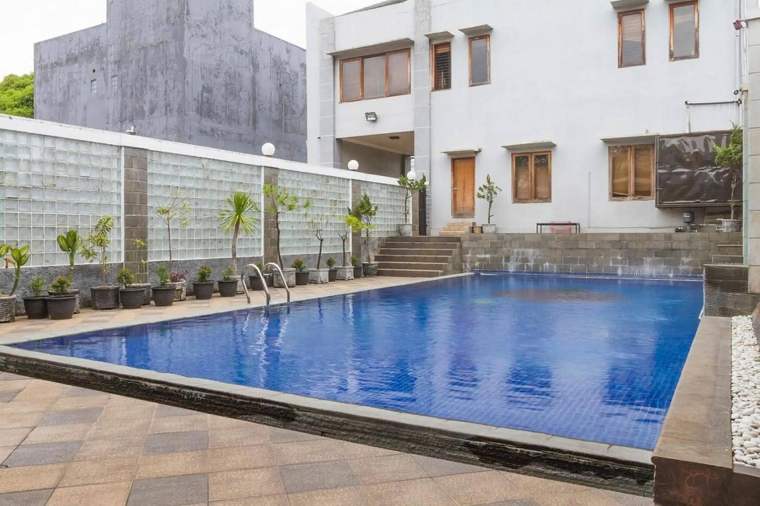Swimming pool in RedDoorz near Jatinangor Town Square Swimming pool in RedDoorz near Jatinangor Town Square